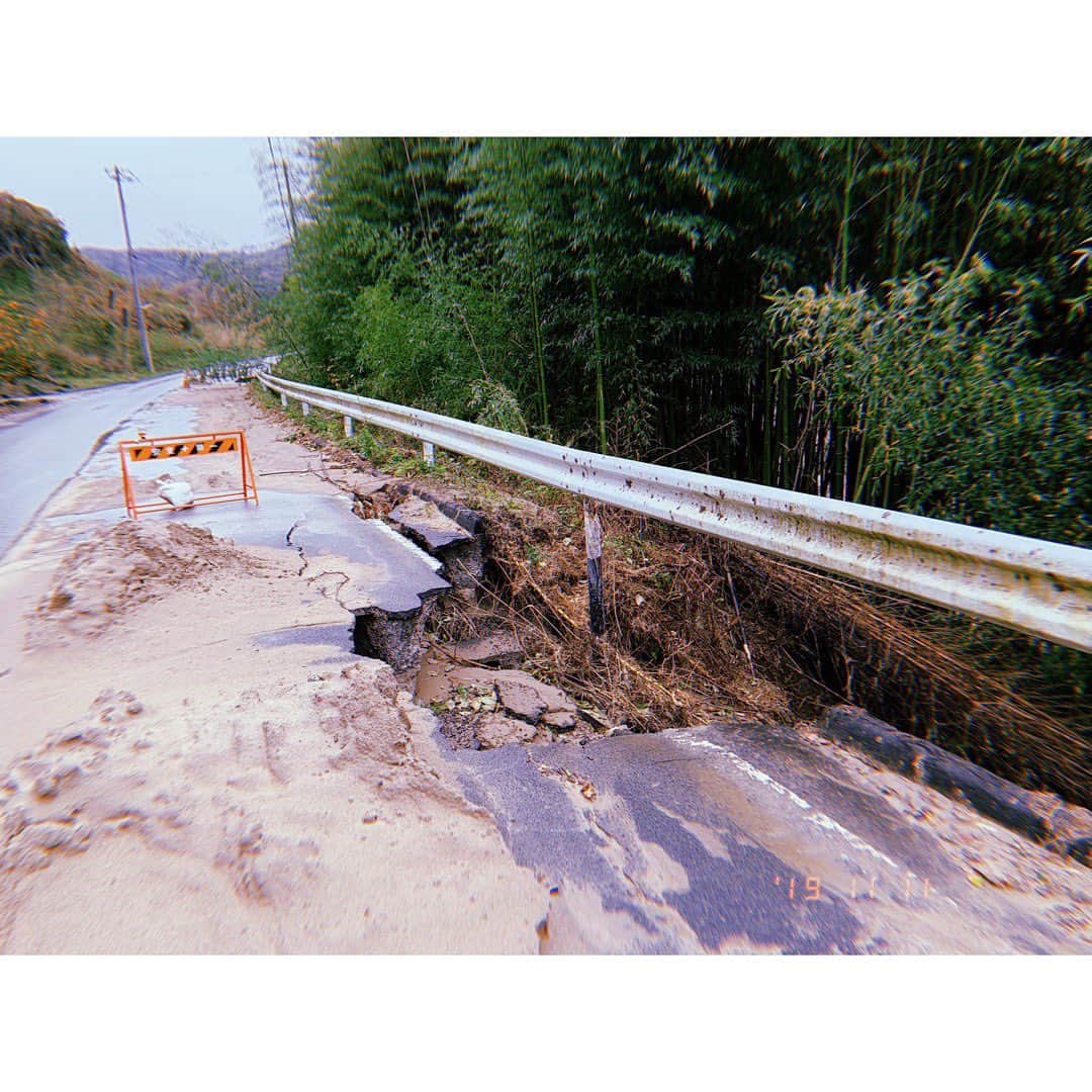 かんだまさんのインスタグラム写真 - (かんだまInstagram)「真面目なお話☺︎ . 会社の被災地復興支援チームで先月の台風の被害が大きかったうちの一つ、宮城県の丸森町へ行ってきました。 氾濫した阿武隈川周辺は、Googleマップで出てくる道はなくなってるし通行可能な道路も崩れてるし、物資支援所の横にある球場は、ゴミとなってしまったもので溢れて潰れてるし、想像を超える怖さがありました。 これは日本各所の被災地で言えることだけど、メディアではもう報道されなくなってきてるけど、復興にはまだまだ時間がかかること、今までの生活を失ってる人が多くいることを実感しました。私自身も今回来てなかったら気付けなかったです。 しかし東北の人たちの暖かさといったらジーンときてしまう(°_°) 知れてよかった！けど心は騒つくね😞 #宮城県 #丸森町」11月11日 17時15分 - koike_weekend
