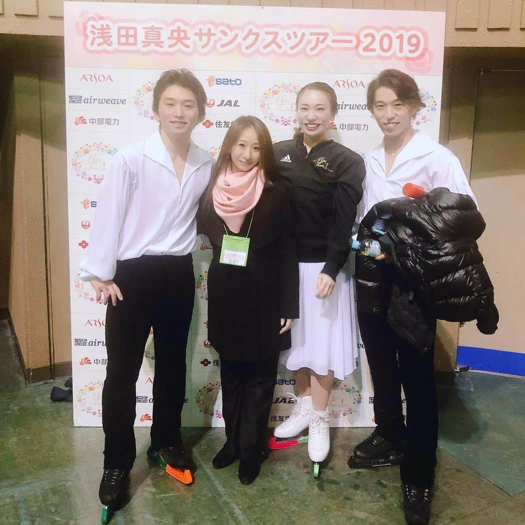 林渚のインスタグラム：「北海道・旭川公演ありがとうございました✨今シーズン初雪にトキメキました❄️雪ってロマンチックですよね☃️スケートリンクはとても冷えていましたが、お客さんはあたたかい声援をくださいました☺️現地でインストラクターをされているともこ先生にもお会いできとても嬉しかったです😍いつも優しくて楽しい先輩です❣️今回は広い控室だったので、マラルちゃんとまりちゃんとウォームアップでダンスやりました😂💃寒さに負けない楽しい思い出がたくさん出来ました😉 (大好きなコンビニ「セイコーマート」行きそびれたー😱💦次回は行きたい❗️) #浅田真央サンクスツアー #浅田真央 さん #アイスショー #maotour #北海道 #旭川 公演」