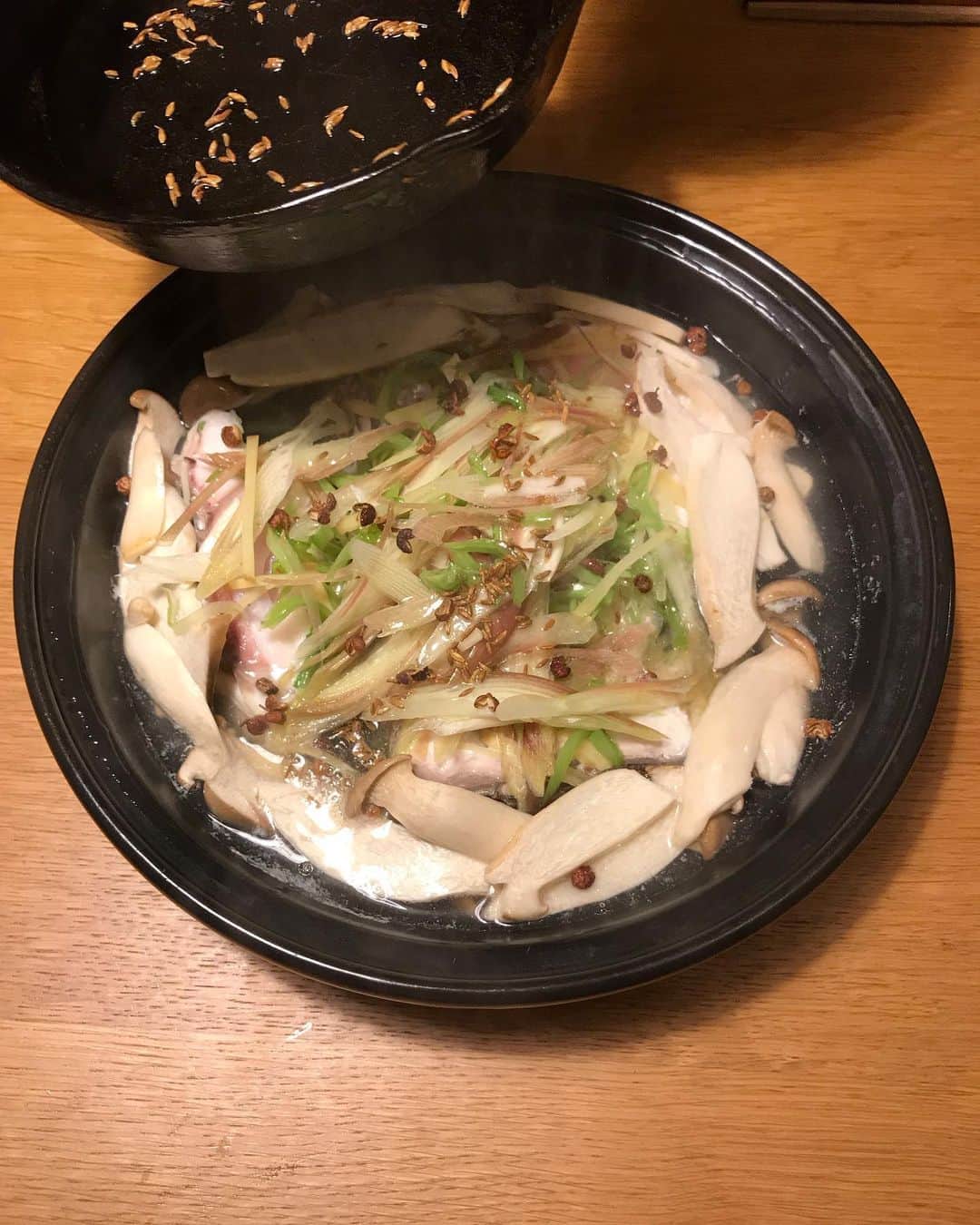 濱中鮎子のインスタグラム：「昨夜は旦那ラインのコース料理🤣をいただきました。  なんだなんだ、出産後メキメキと腕を落とすツマと、腕を上げていくオット。  兎にも角にも、美味しかった！  春菊とラディッシュのサラダ(花山椒の効いた特製ドレッシング)  タマゴとほうれん草のスープ  真鯛のタジン鍋(クミンが効いてて美味しい)  松茸ごはん  #ああワイン飲みたい #一口で我慢🤣  #外で食べた美味しかったものを再現  #旦那ライン」