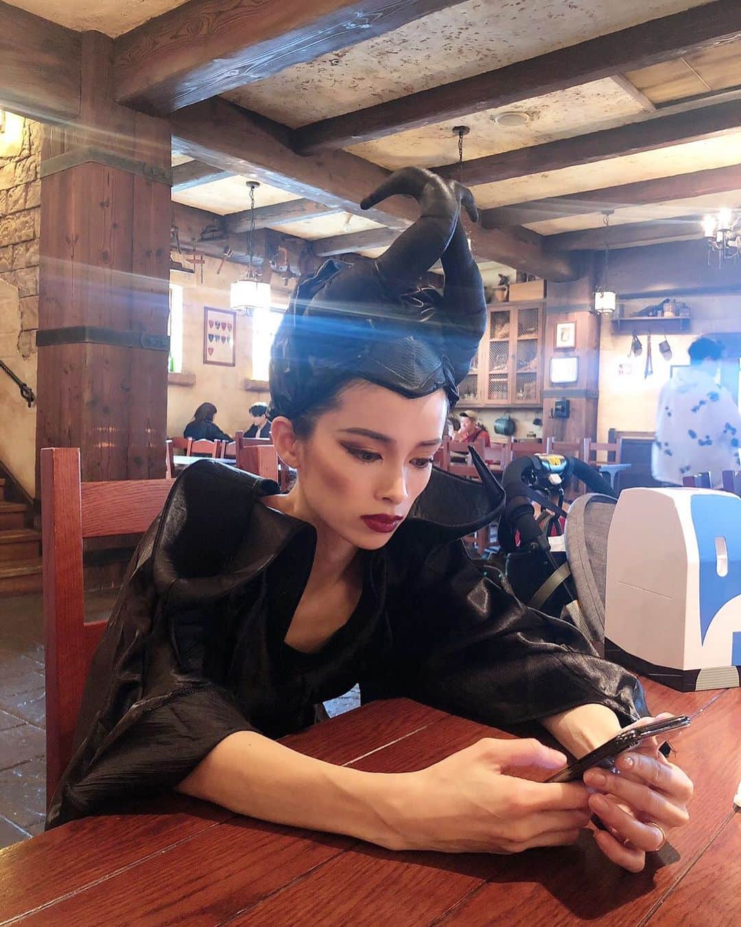 のインスタグラム：「おはようございます。 なまたまご〜🥚 .  #Halloween #dハロ仮装 #dハロ　#マレフィセント #maleficent  #ディズニー #ディズニーシー  #ディズニーリゾート #東京ディズニーリゾート #ディズニー写真部 #ミッキー#tdl #disney #disneysea #tokyodisneysea #disneyresort #instadisney #disneygram」