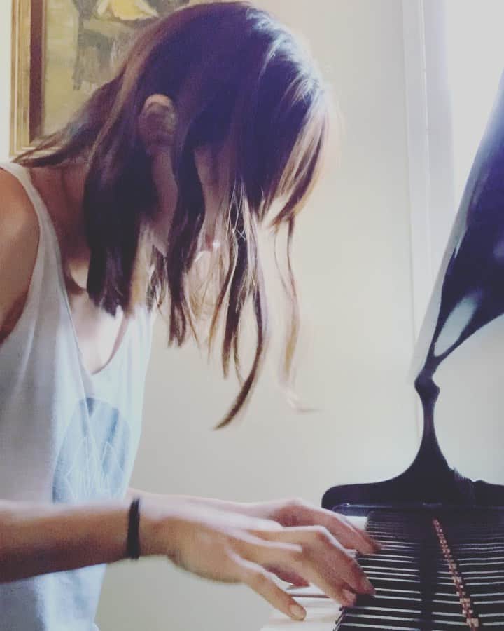 プリシラ・アーンのインスタグラム：「Messing around with “You Make The World A Better Place” by Benji Hughes」