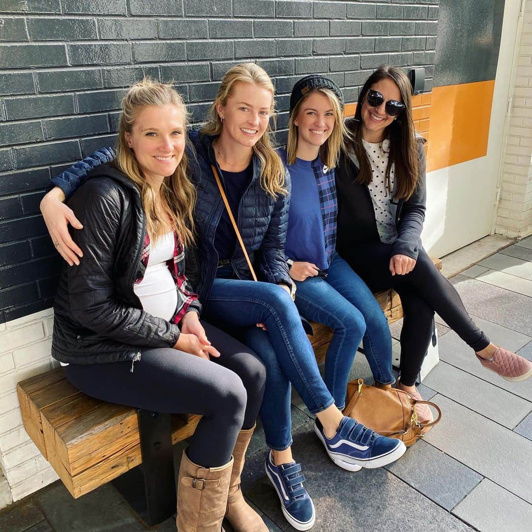 ブリアンヌ・タイゼン＝イートンのインスタグラム：「An amazing Denver weekend with my college girlfriends 💙」