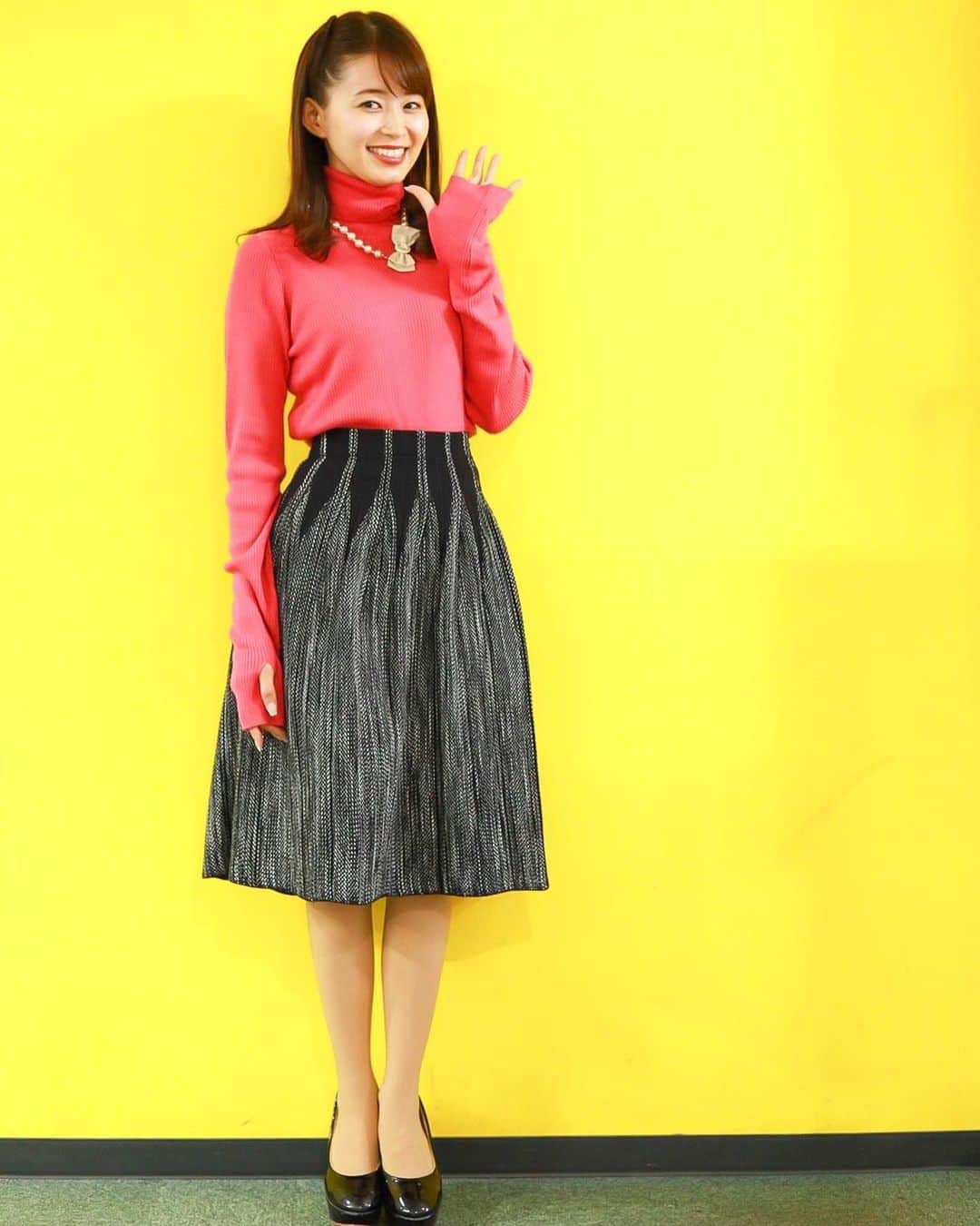 札幌テレビ「どさんこワイド朝」さんのインスタグラム写真 - (札幌テレビ「どさんこワイド朝」Instagram)「. #lanvinenbleu の衣装です💕 . ピンクと黒の組合わせが、女性らしい1枚ですよね✨ . ポイントは萌え袖🎶（っていいんでしたっけ？笑） 長めに作られて親指を通すところ もありまーす^_^ . あったかセーターです☺️ . #lanvinenbleu #ランバンオンブルー . #今日のコーデ #コーディネート #coordinate #女子アナ #女子アナコーデ #お洒落さんと繋がりたい  #札幌テレビ #どさんこワイド朝 #大家彩香」11月11日 8時48分 - dosanko_asa
