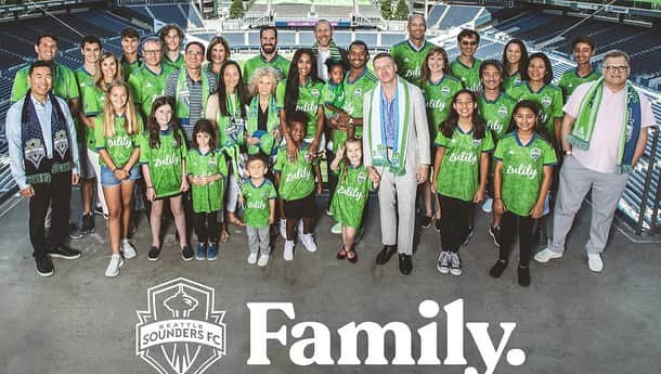 シアラさんのインスタグラム写真 - (シアラInstagram)「Futbol is Family 💙💚 #MLSCupChampions @SoundersFC #sounders」11月11日 8時51分 - ciara