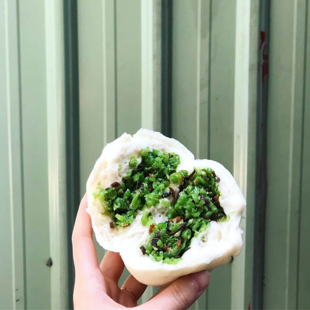 のインスタグラム：「もうなんかこれって素食界のファンタジスタだし 国の宝じゃん 極品光復素食包子の四季豆包子 わっふわふの包子を開けたらごま油(だったのか)の湯気と共に艶々輝くぎっしりエメラルドな四季豆がどわあーーーんってお披露目されるので写真撮るより鼻からつっこんだし(これは二個目) 頬張りの喜びがピーク」