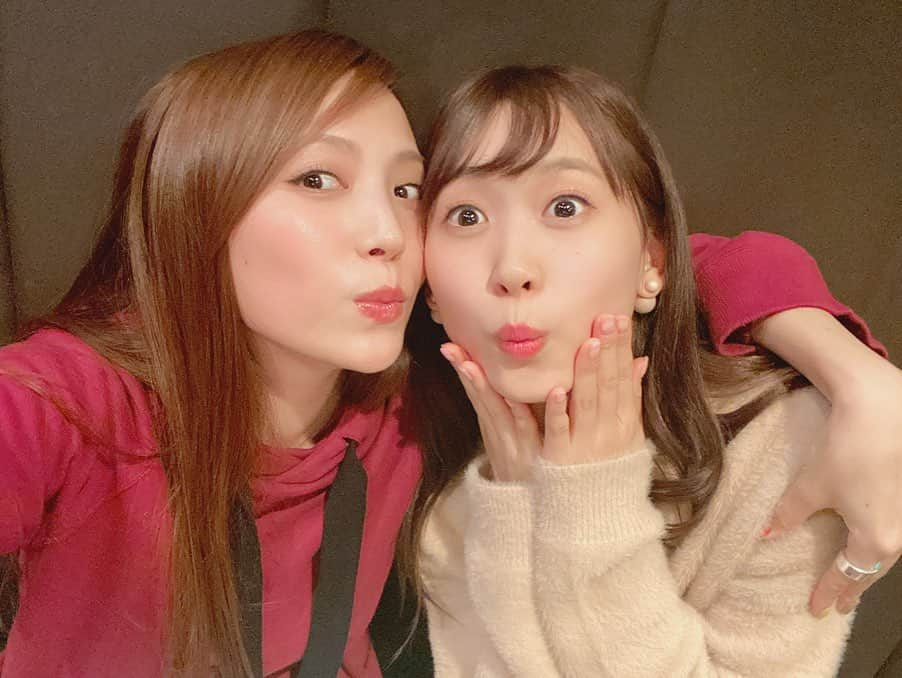 田野アサミさんのインスタグラム写真 - (田野アサミInstagram)「せりこ❤️ #芹澤優 とお仕事終わりにペチャクチャ👏🏻✨ そしてアサミさん！これ！って声優アニメディアを渡してくれて、中のせりこのページみたら、なんと🥺✨👏🏻❤️ 私の名前あるし。しかもなんか特別バージョンでメッセージ書いてくれてるし。 なんなんだ👿❤️ デビル級に嬉しい。めちゃくちゃ元気でた。 皆も本誌みてみてねー☺️ふふふ #芹澤優#田野アサミ#asamitano#せりみん ええやろー😍」11月11日 9時04分 - tano_asami