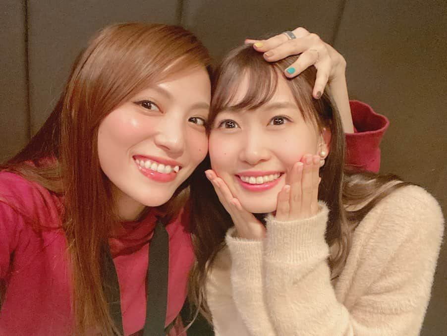 田野アサミさんのインスタグラム写真 - (田野アサミInstagram)「せりこ❤️ #芹澤優 とお仕事終わりにペチャクチャ👏🏻✨ そしてアサミさん！これ！って声優アニメディアを渡してくれて、中のせりこのページみたら、なんと🥺✨👏🏻❤️ 私の名前あるし。しかもなんか特別バージョンでメッセージ書いてくれてるし。 なんなんだ👿❤️ デビル級に嬉しい。めちゃくちゃ元気でた。 皆も本誌みてみてねー☺️ふふふ #芹澤優#田野アサミ#asamitano#せりみん ええやろー😍」11月11日 9時04分 - tano_asami