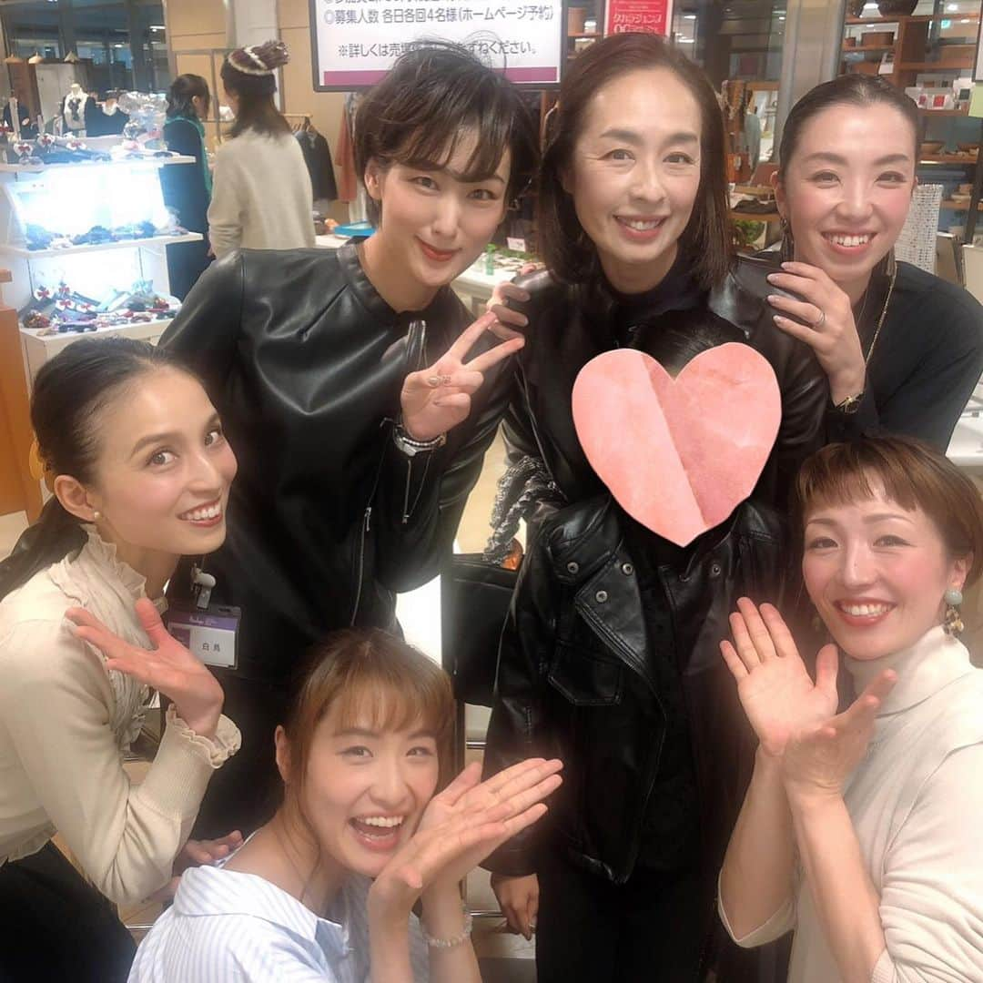 紗那ゆずはさんのインスタグラム写真 - (紗那ゆずはInstagram)「＊ 連投失礼します！ 昨日は素敵なお客様もいらっしゃいました！！ 夏河ゆらさまと娘さま。 実は私ご一緒したことはないのですが…お会いすると、いつもお優しくて色々と、お話し出来て…大好きな上級生の方ですっ☺️✨ そして、いつも私なんかを憧れ…と仰ってくれるファンの方！ 本当にありがたい限りです😭 その他にも、わざわざ柚子のジャムを差し入れて下さった方もいらして…とても嬉しかったです😋 なかなか紗那ゆずはとして活動することもないので、こうしてファンの方々とお話しできるOGマルシェは、私にとって本当に幸せな空間ですっ😊 感謝します！ありがとうございますっ！！」11月11日 9時08分 - mitsuko_0318