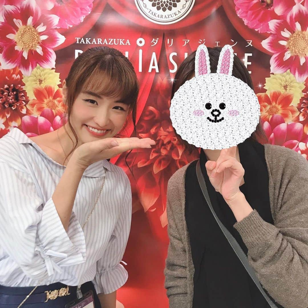 紗那ゆずはさんのインスタグラム写真 - (紗那ゆずはInstagram)「＊ 連投失礼します！ 昨日は素敵なお客様もいらっしゃいました！！ 夏河ゆらさまと娘さま。 実は私ご一緒したことはないのですが…お会いすると、いつもお優しくて色々と、お話し出来て…大好きな上級生の方ですっ☺️✨ そして、いつも私なんかを憧れ…と仰ってくれるファンの方！ 本当にありがたい限りです😭 その他にも、わざわざ柚子のジャムを差し入れて下さった方もいらして…とても嬉しかったです😋 なかなか紗那ゆずはとして活動することもないので、こうしてファンの方々とお話しできるOGマルシェは、私にとって本当に幸せな空間ですっ😊 感謝します！ありがとうございますっ！！」11月11日 9時08分 - mitsuko_0318