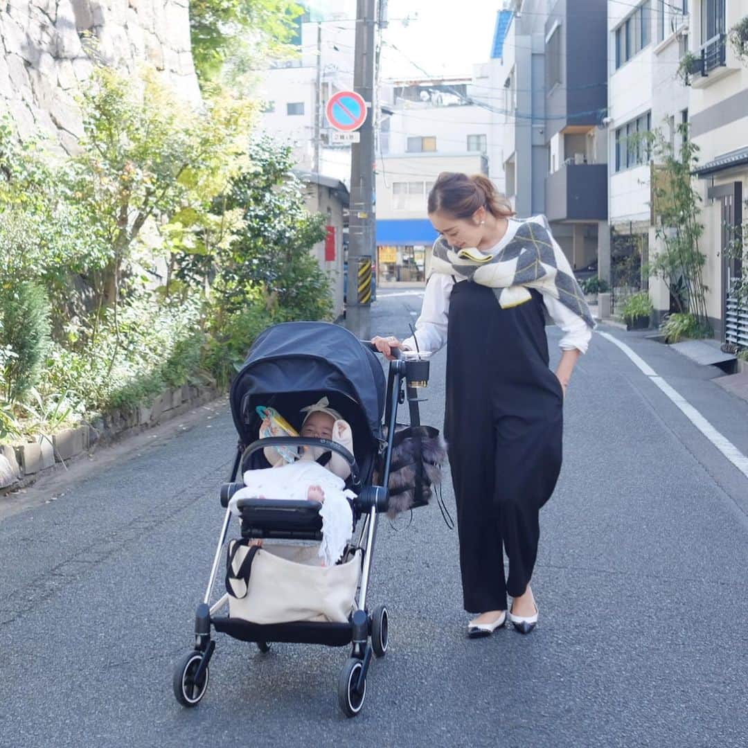 Keikooooooのインスタグラム：「この日は、ベビーチェアを見に行ったり、 岡山芸術交流鑑賞したりの日。 楽ちんでもキレイめに見えるコーデに してみました♡ʾʾ 少し寒かったので #hm のニットを肩がけ。 バッグは、前から使っていたbagに @ivy_select さんのフェイクファーbagをinするのが、 お気に入り◡̈♥︎ . all-in-one @trefleplus #trefleplusone knit @hm #hm shoes @ohgaofficial #ohga  bag @ivy_select #ivyselect  buggy  @cybex_global #cybexmios」
