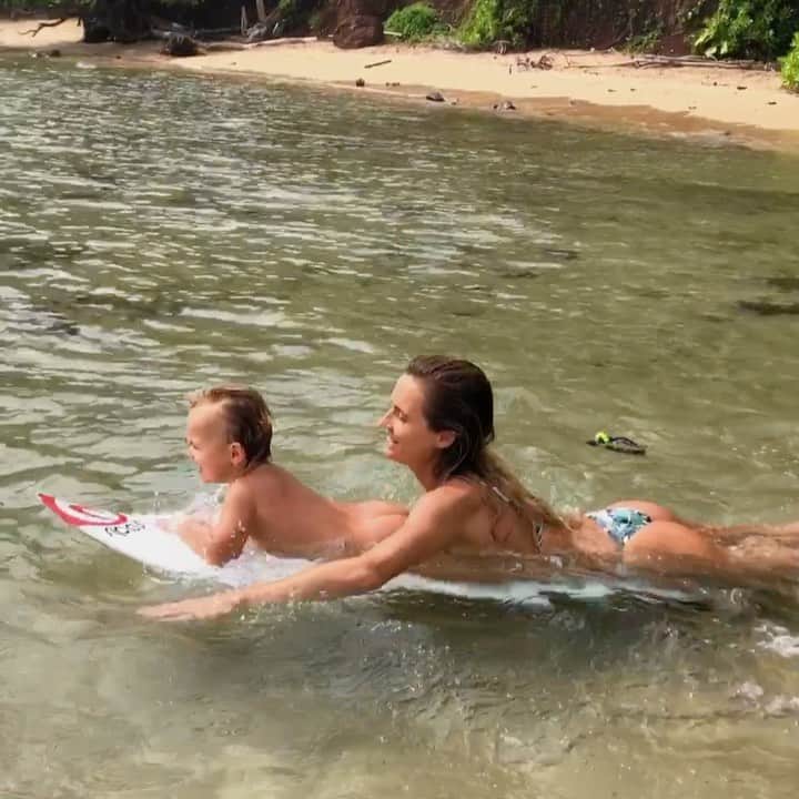 アラナ・ブランチャードのインスタグラム：「Love seeing how happy banks is in the water. I really hope when he gets older he will want to surf with me 🤣 listen to his laugh at the end!」