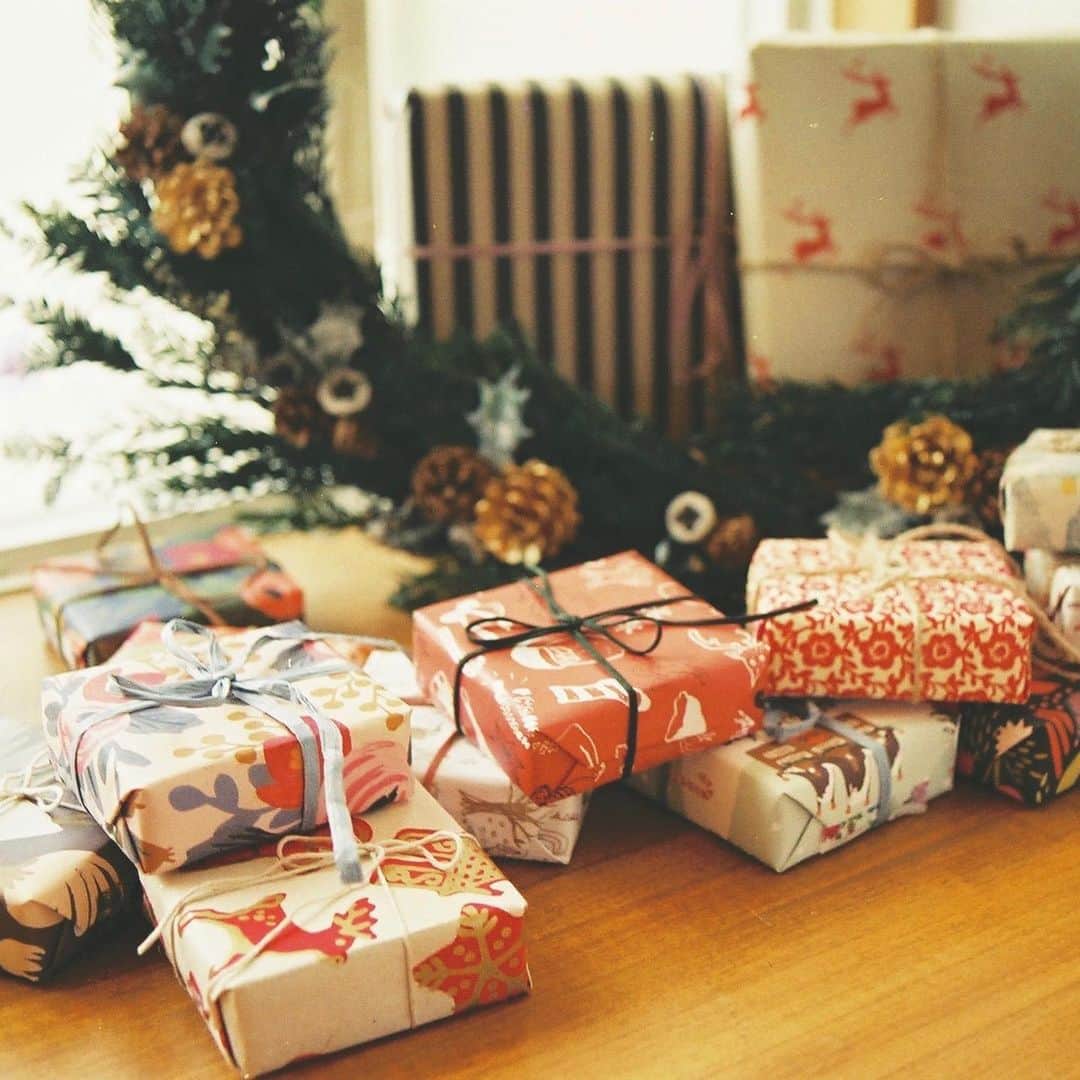waco⭐️CHACOのインスタグラム：「🎄クリスマスラッピング🎄  12月お届けの商品はギフトラッピング無料にてクリスマスラッピングでお届けいたします🎁 毎年この時期はワクワクしながらひとつづつ包ませてもらってます❣️」