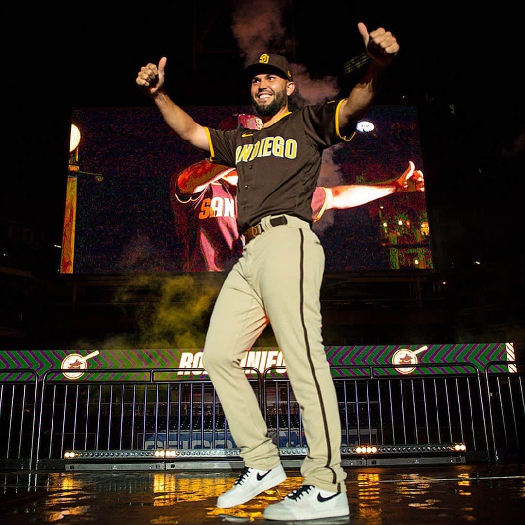 エリック・ホズマーのインスタグラム：「Great weekend in San Diego unveiling the new uniforms! #BrownIsBack」