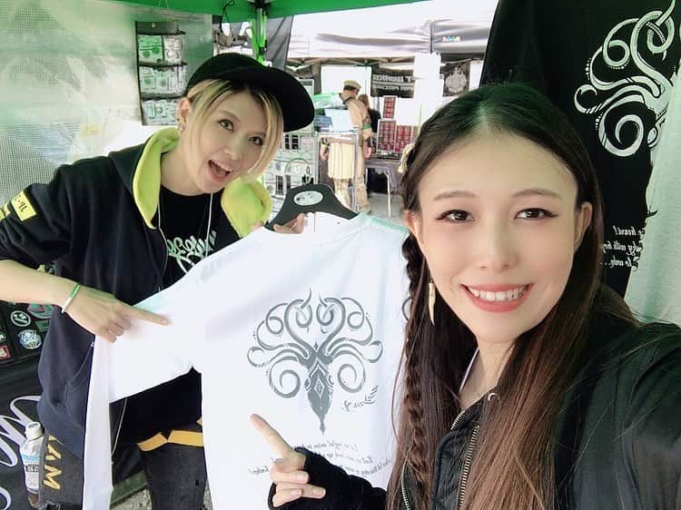 のインスタグラム：「改めまして、﻿ 11/9(土)﻿ KRYTACオーナーズMT Vol.4ありがとうございました！！﻿ ﻿ MAYOZONES﻿ たくさんの方に来ていただけて、﻿ 手に取っていただけて、﻿ とってもとっても嬉しかったです☺️﻿ 少しずつ知り合いも増えてきたし﻿ インスタフォローしてます！﻿ Twitterフォローしてます！﻿ のお声がとても嬉しいです！﻿ ﻿ お声がけくださって、本当にありがとうございます🙇‍♀️✨﻿ たくさんの人達に支えられてるなと﻿ 改めて実感できるのです。﻿ ﻿ 本当にありがとうございます！🙏﻿ もっともっとがんばろう。﻿ ﻿ ﻿ ▢ ▣ ▢ ▣ ▢ ▣ ▢ ▣ ▢ ▣ ▢ ▣ ▢ ﻿ ﻿ 【舞台】﻿ 12/11(水)〜15(日)﻿ ハムレットの奇妙な冒険﻿ in 下北沢シアター711﻿ ﻿ 【 #撮影会 】﻿ フレッシュフォトセッション﻿ 11/12(火)﻿ ﻿ 【 #OLカフェ 出社予定】﻿ 11月﻿ 15日(金) 18-23時﻿ ﻿ ▢ ▣ ▢ ▣ ▢ ▣ ▢ ▣ ▢ ▣ ▢ ▣ ▢ ﻿ ﻿ ﻿ #サバゲー﻿ #サバゲーマー﻿ #サバイバルゲーム﻿ #サバゲー女子﻿ #ミリタリー﻿ #サバゲーの女王﻿ #サバゲー女優﻿ #サバ嬢﻿ #女優﻿ #秋田﻿ #モデル﻿ #MC﻿ #japanesegirl﻿ #メガネ女子﻿ #コスプレ﻿ #サバゲー装備﻿ #KRYTAC﻿ #tridentmk2crb﻿ #laylax﻿ #airsoft﻿ #airsoftjapan﻿ #サバゲーしたい﻿ #サバゲーマーさんと繋がりたい﻿ #写真好きな人と繋がりたい」