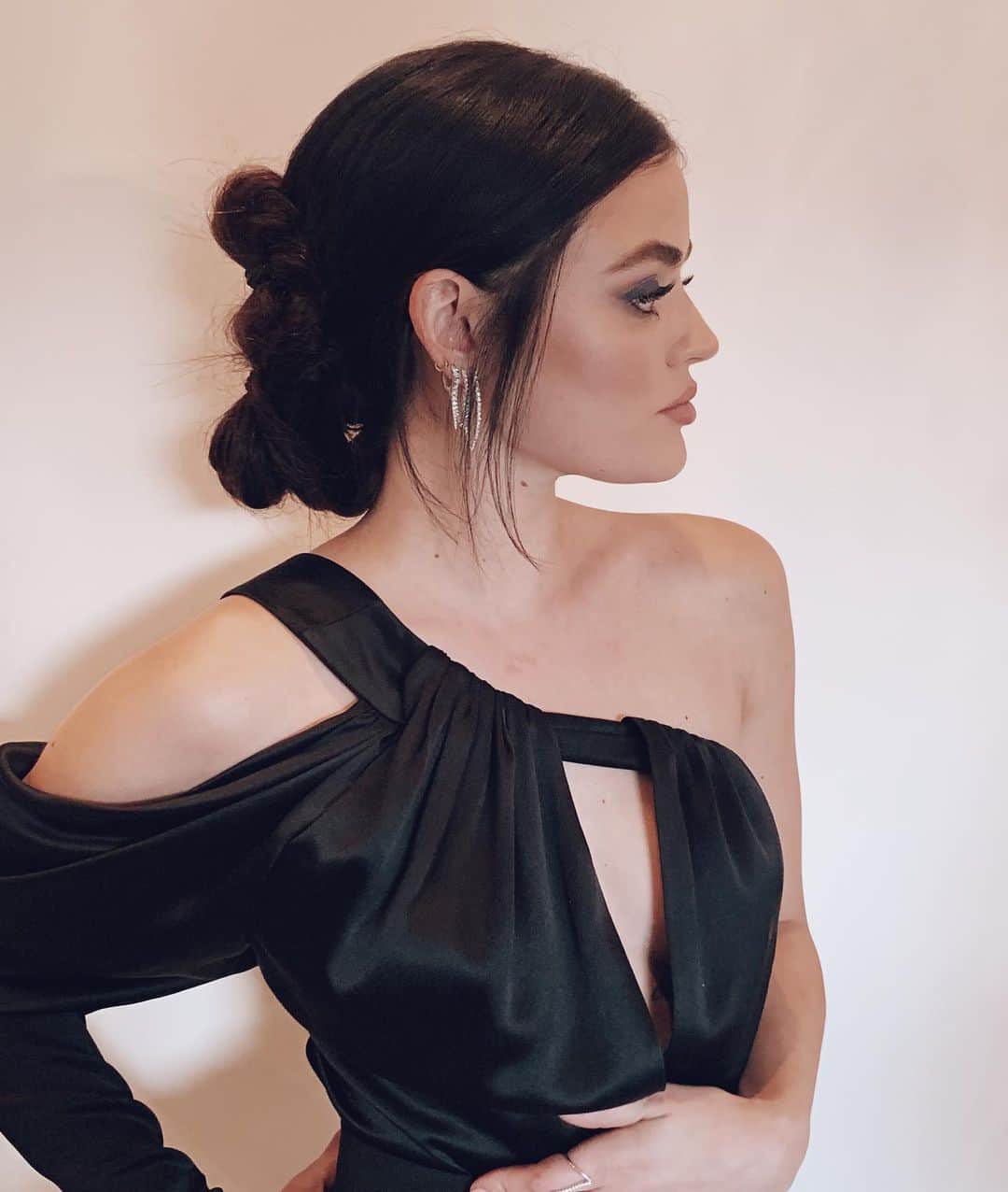 Kristin Essのインスタグラム：「Katy Kween 🖤👑 when @lucyhale comes home, even for just a quick minute, she really shows up ✨tonight for @peopleschoice awards. Glam fam 👩‍👩‍👧‍👧 @jennakristina @thuybnguyen @micaela」
