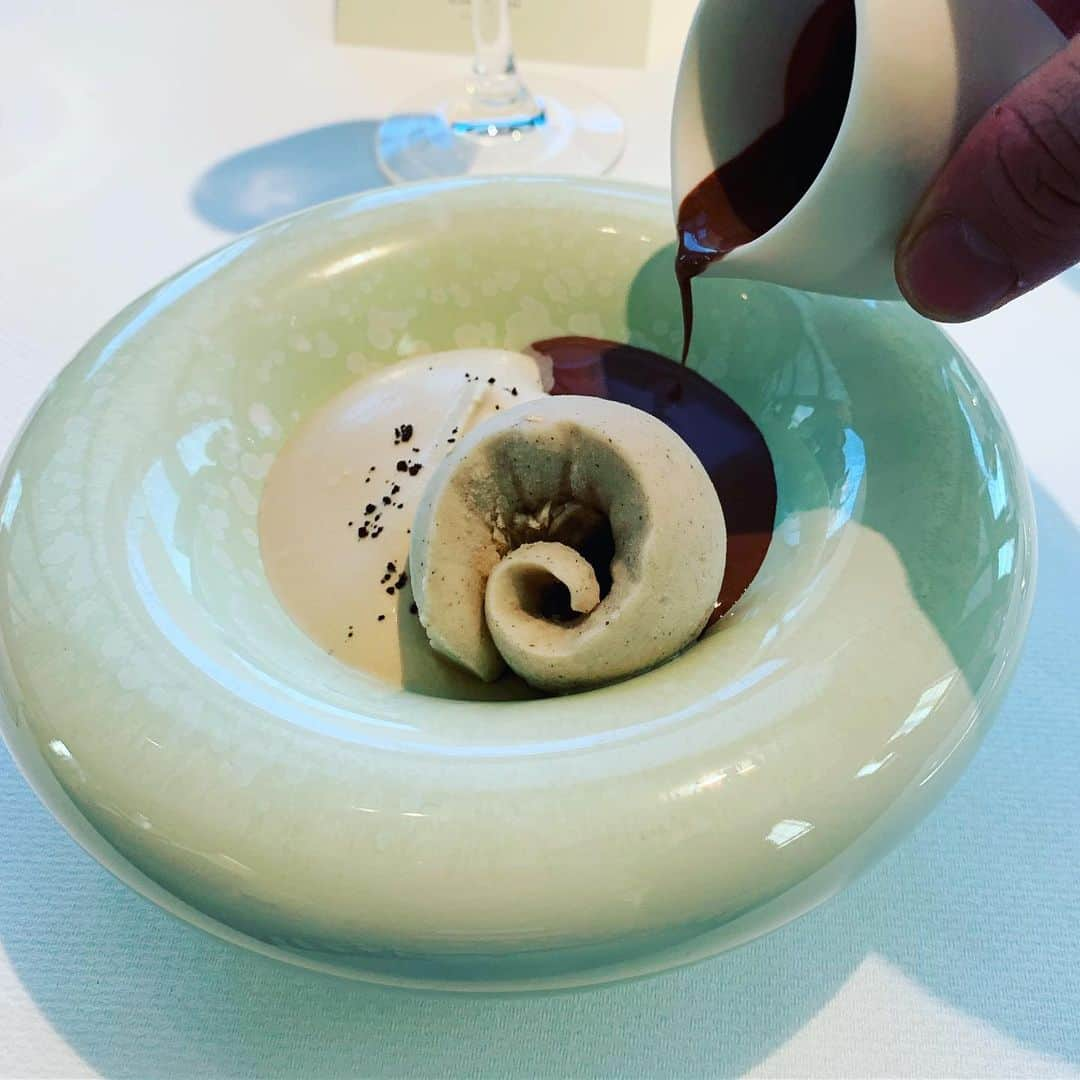 前田典子さんのインスタグラム写真 - (前田典子Instagram)「#BEIGE #alainducasse # TOKYO #10stars10hands  パリ、ロンドン、モナコ、東京 アランデュカスのスターシェフ5人による饗宴👨‍🍳 日本酒とのペアリングで🍸 スペシャルなコースをいただきました❣️ #帆立貝とバターナッツ #トリュフ産地の小麦を使ったミジョテと野生茸 #塩麹でマリネしたクエの炭火焼 #和牛フィレのローストとジャガイモ、牡蠣のコンディモン #アグリュームのコンポジション #ショコラアランデュカス  ミシュランの星を持つシェフが手掛ける料理 一皿一皿に熱がこもっていて 美しく、美味しく、ドラマチック 驚きのアイディアもあり 素晴らしかったです❣️ また、フレンチのコースと言えばワイン🍷なところを 日本酒でペアリングするというコースも面白かった🍸 #七賢スパークリング #シーバスリーガル×枡田酒造 #中村酒造#獺祭」11月11日 9時40分 - maenorichang