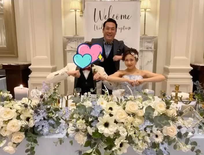 田崎佑一のインスタグラム：「昨日は一緒にラジオ（FM OHらじこー）をやってるDJみぃちゃんの結婚式でした💒  旦那様は男前の超絶優男✨顔の大きさは僕の3分の1😅  笑いあり感動ありの素敵な結婚式でした。 また、らじこー内でもお話したいと思います。月曜から木曜夜21時、FM OH聴いて下さいねー！僕は水曜日担当です📻」