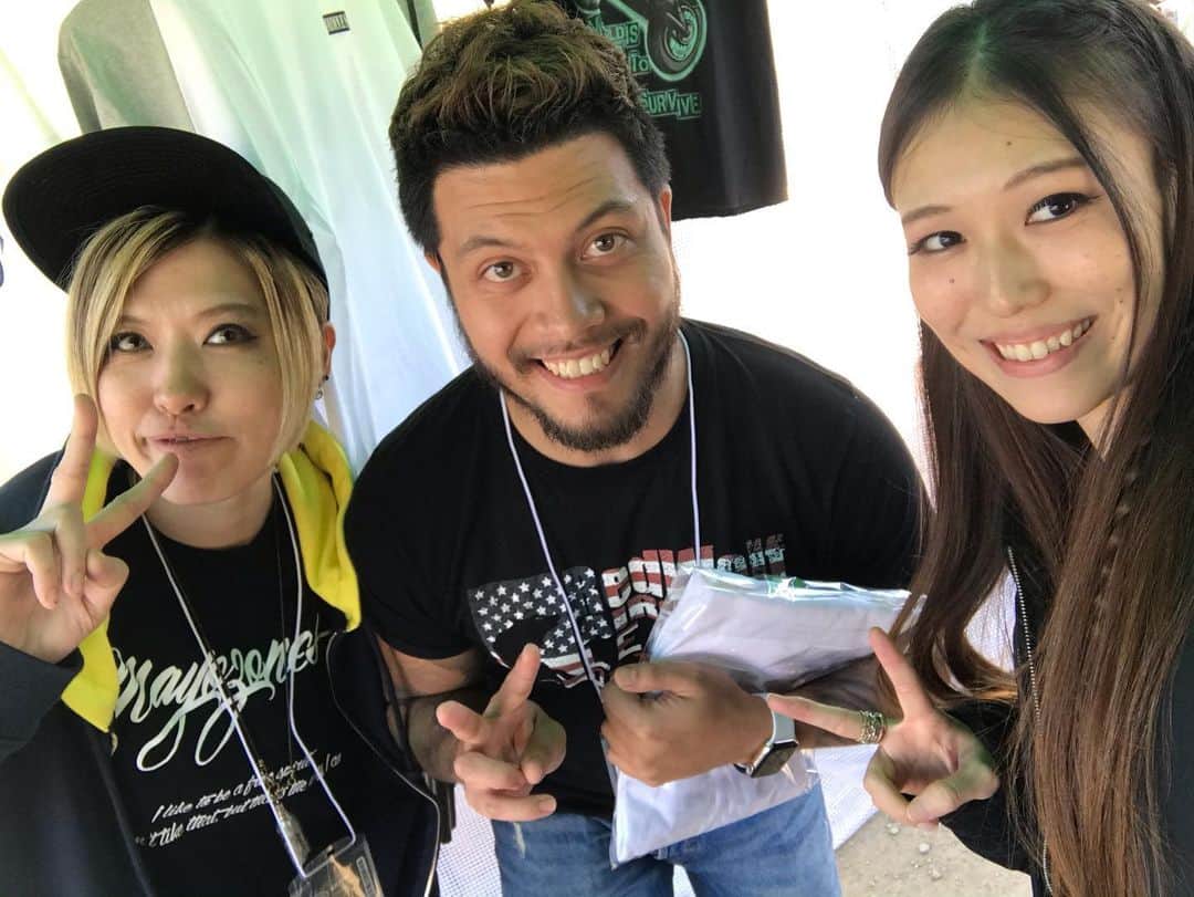 のインスタグラム：「KRYTACオーナーズMT Vol.4 にて﻿ ﻿ そして、海外からのゲストの方達とも仲良くなりました😊﻿ ﻿ まずは、YouTuberのMarck✨﻿ MAYOZONESの新作のクラーケンのロンTを気に入ってくださいました！！﻿ 凄く気さくに話しかけてくださって﻿ すごく楽しくおしゃべりさせて頂きました♥️﻿ ﻿ ありがとうございました！﻿ ﻿ *☼*―――――*☼*―――――﻿ ﻿ At KRYTAC OM4﻿ ﻿ The guests from other countries﻿ we became friends!!😊﻿ ﻿ First, youtuber Marck ✨﻿ He like long T-shirt the new item by MAYOZONES!!﻿ ﻿ He is so nicely and kind.﻿ And it was very good time to talk with him♥️﻿ ﻿ Thank you so much!! ﻿ ﻿ *☼*―――――*☼*―――――﻿ ﻿ ﻿ ﻿ ▢ ▣ ▢ ▣ ▢ ▣ ▢ ▣ ▢ ▣ ▢ ▣ ▢ ﻿ ﻿ 【舞台】﻿ 12/11(水)〜15(日)﻿ ハムレットの奇妙な冒険﻿ in 下北沢シアター711﻿ ﻿ 【 #撮影会 】﻿ フレッシュフォトセッション﻿ 11/12(火)﻿ ﻿ 【 #OLカフェ 出社予定】﻿ 11月﻿ 15日(金) 18-23時﻿ ﻿ ▢ ▣ ▢ ▣ ▢ ▣ ▢ ▣ ▢ ▣ ▢ ▣ ▢ ﻿ ﻿ ﻿ #サバゲー﻿ #サバゲーマー﻿ #サバイバルゲーム﻿ #サバゲー女子﻿ #ミリタリー﻿ #サバゲーの女王﻿ #サバゲー女優﻿ #サバ嬢﻿ #女優﻿ #秋田﻿ #モデル﻿ #MC﻿ #japanesegirl﻿ #メガネ女子﻿ #コスプレ﻿ #サバゲー装備﻿ #KRYTAC﻿ #tridentmk2crb﻿ #laylax﻿ #airsoft﻿ #airsoftjapan﻿ #サバゲーしたい﻿ #サバゲーマーさんと繋がりたい﻿ #写真好きな人と繋がりたい」