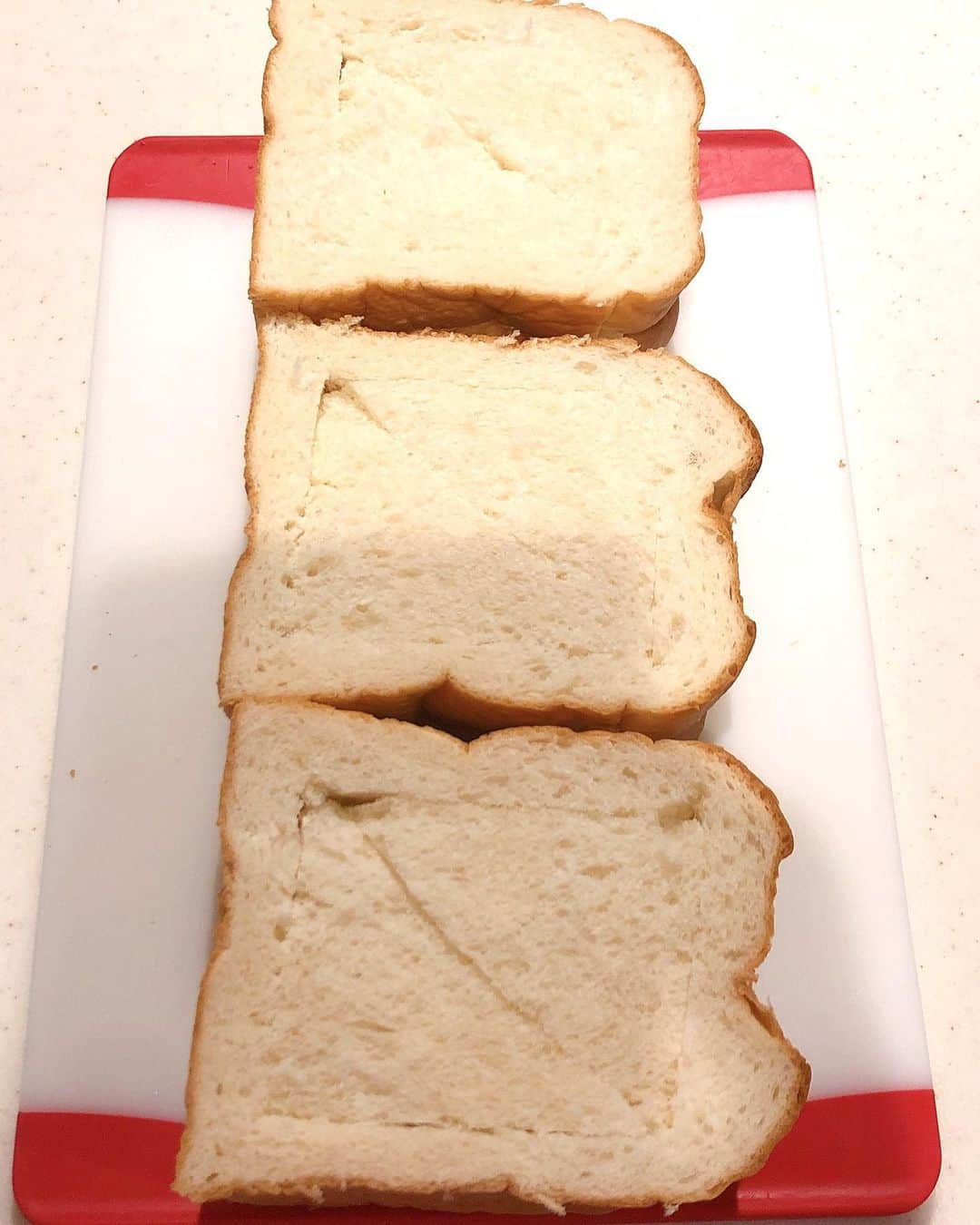 みきママさんのインスタグラム写真 - (みきママInstagram)「食パン1本190円でゲット〜！！業務スーパーの食パンです！！前からやりたかったシチューパンにしよう！！﻿ ﻿ ﻿ ﻿ ﻿ ﻿ ﻿ ﻿ ﻿ ﻿ ﻿ まず、3等分に切って、トースターで焼きます！焼けたら、温めたシチューを入れてできあがり〜！！食パンは少し低めの温度で全体が焼けるまで長めに焼きます。﻿ ﻿ ﻿ ﻿ ﻿ ﻿ ﻿ ﻿ ﻿ ﻿ ﻿ ﻿ ﻿ ﻿ ﻿ 晩御飯ができたよ〜！！シチューパンすごいでしょ？﻿ ﻿ ﻿ ﻿ ﻿ ﻿ ﻿ ﻿ ﻿ ﻿ ﻿ ﻿ ﻿ ﻿ ﻿ ﻿ ﻿ ﻿ れんちび「シチューうまい！」れんちび、食べ方違うよー。﻿ ﻿ ﻿ ﻿ ﻿ ﻿ ﻿ ﻿ ﻿ ﻿ ﻿ ﻿ 杏ちゃん「パンを、ちぎってつけてたべるの。」杏ちゃん、その通り！！﻿ ﻿ ﻿ ﻿ ﻿ ﻿ ﻿ ﻿ ﻿ ﻿ ﻿ ﻿ ﻿ ﻿ ﻿ ﻿ すると、はる兄「食べるのめんどくせー。」ってさ。﻿ ﻿ ﻿ ﻿ ﻿ ﻿ ﻿ ﻿ は？﻿ ﻿ ﻿ ﻿ ﻿ ﻿ ﻿ ﻿ ﻿ ﻿ ﻿ ﻿ ﻿ はる兄「1番美味しいパンのとこ、食べたかった。」ほじった部分が食べたかったんだって。シチューは普通がいいそうです。﻿ ﻿ ﻿ ﻿ ﻿ ﻿ ﻿ ﻿ ﻿ ﻿ みんなパンだけ残りました。﻿. . . . #晩御飯 #ビーフシチュー #シチューパン #不評 #ショック #fnceats #beefstew #bread」11月11日 9時45分 - mikimama_official