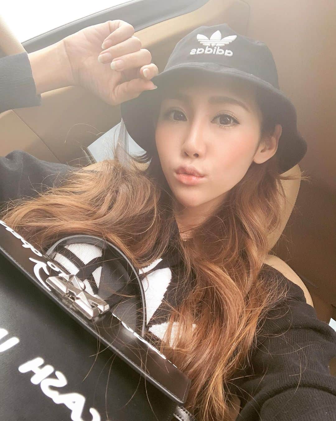 のインスタグラム：「. . なんか寒くない？？🥶 寒がり私はチーンだ💀 今週も頑張りましょう🌈✨ . let's do our best this week too!! . . #シングルマザー #シンママ #女の子ママ #ママでも綺麗 #ママさんと繋がりたい  #モノトーンコーデ #アディダス #オフホワイト #adidas #adidasoriginals #offwhite #code #ootd #outfit #fashion #monotone #momlife #셀카 #메이크업 #메이크업샷 #립스타그램」