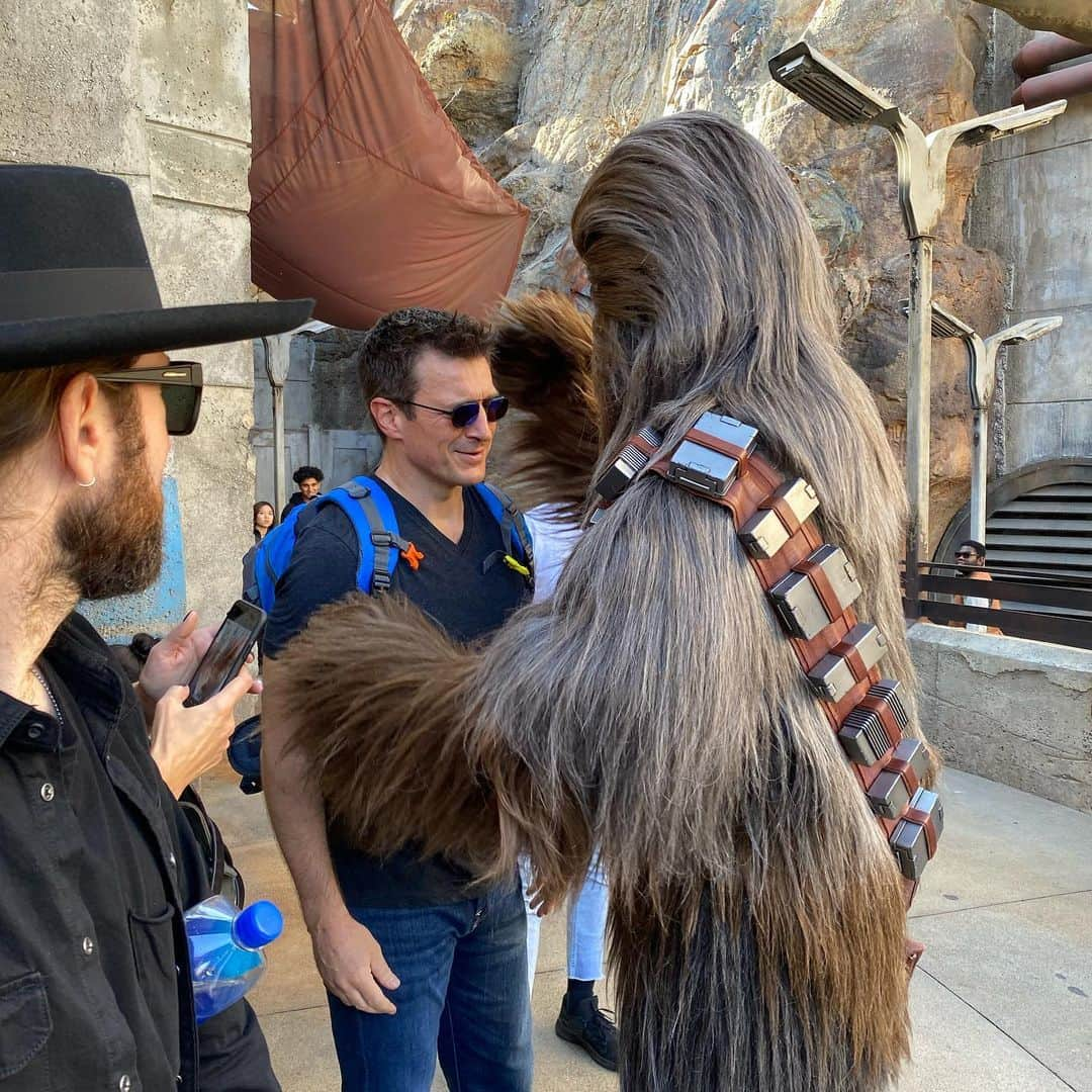 ネイサン・フィリオンさんのインスタグラム写真 - (ネイサン・フィリオンInstagram)「Ran into an old buddy at the Black Spire Outpost. #galaxysedgedisneyland」11月11日 10時00分 - nathanfillion