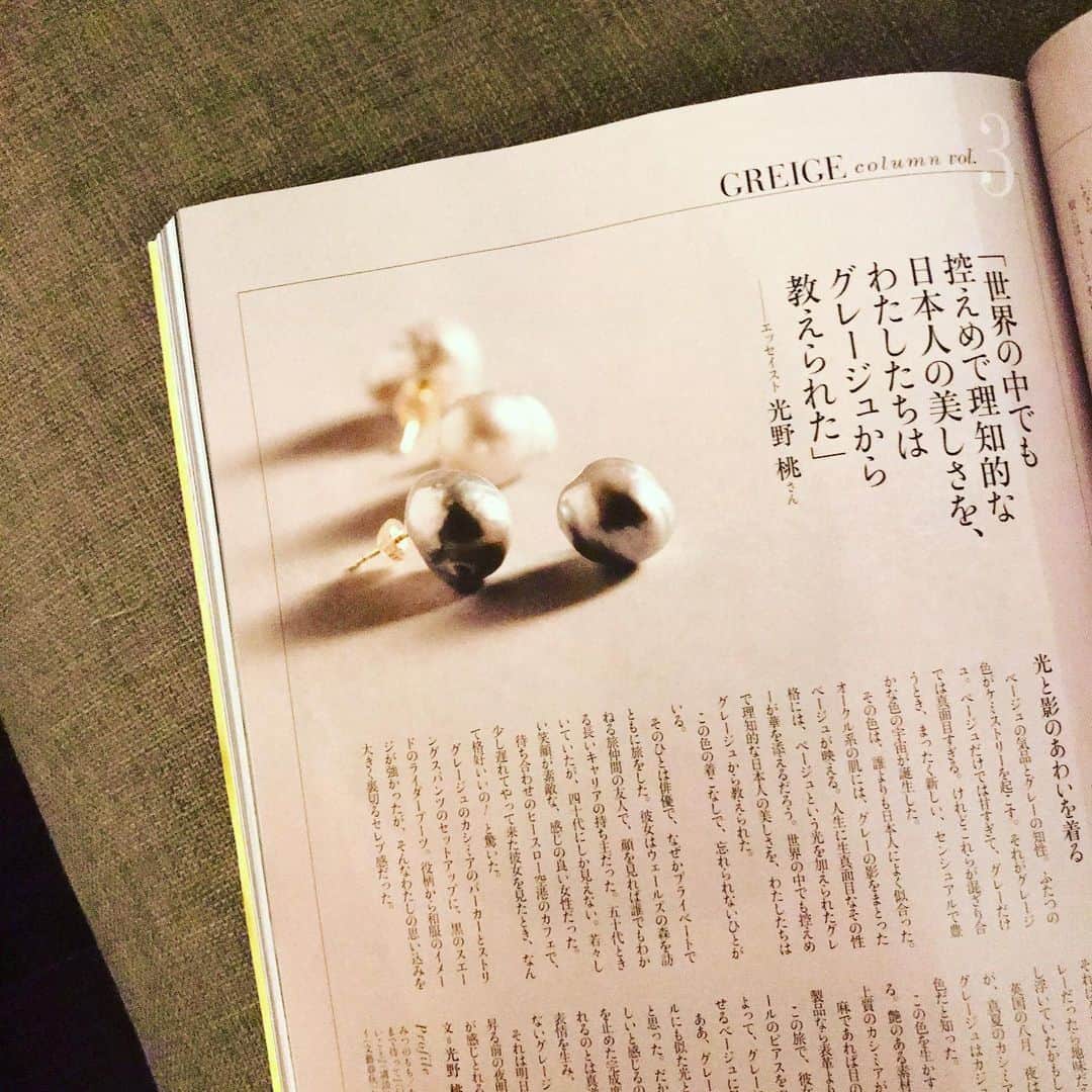 光野桃さんのインスタグラム写真 - (光野桃Instagram)「【掲載誌のお知らせ】 プレシャス12月号「グレージュの名品」特集にエッセイを寄稿しています。 ・ 日本人に最も似合う色のひとつと言えるグレージュ。その奥深さはバロックパールの輝きとも似ています。新円のパールにはないニュアンスの秘密は、生命力？ ・ グレージュは色の歴史としては古いですが、わたしの若い時にファッション用語にはありませんでした。 今年はエレガントなスタイルが新鮮に感じられます。グレージュにトライするにはいい季節！ですね。  #プレシャス #プレシャス12月号 #グレージュ #グレージュの名品 #バロックパール #ボンマジック」11月11日 10時01分 - mitsuno.momo