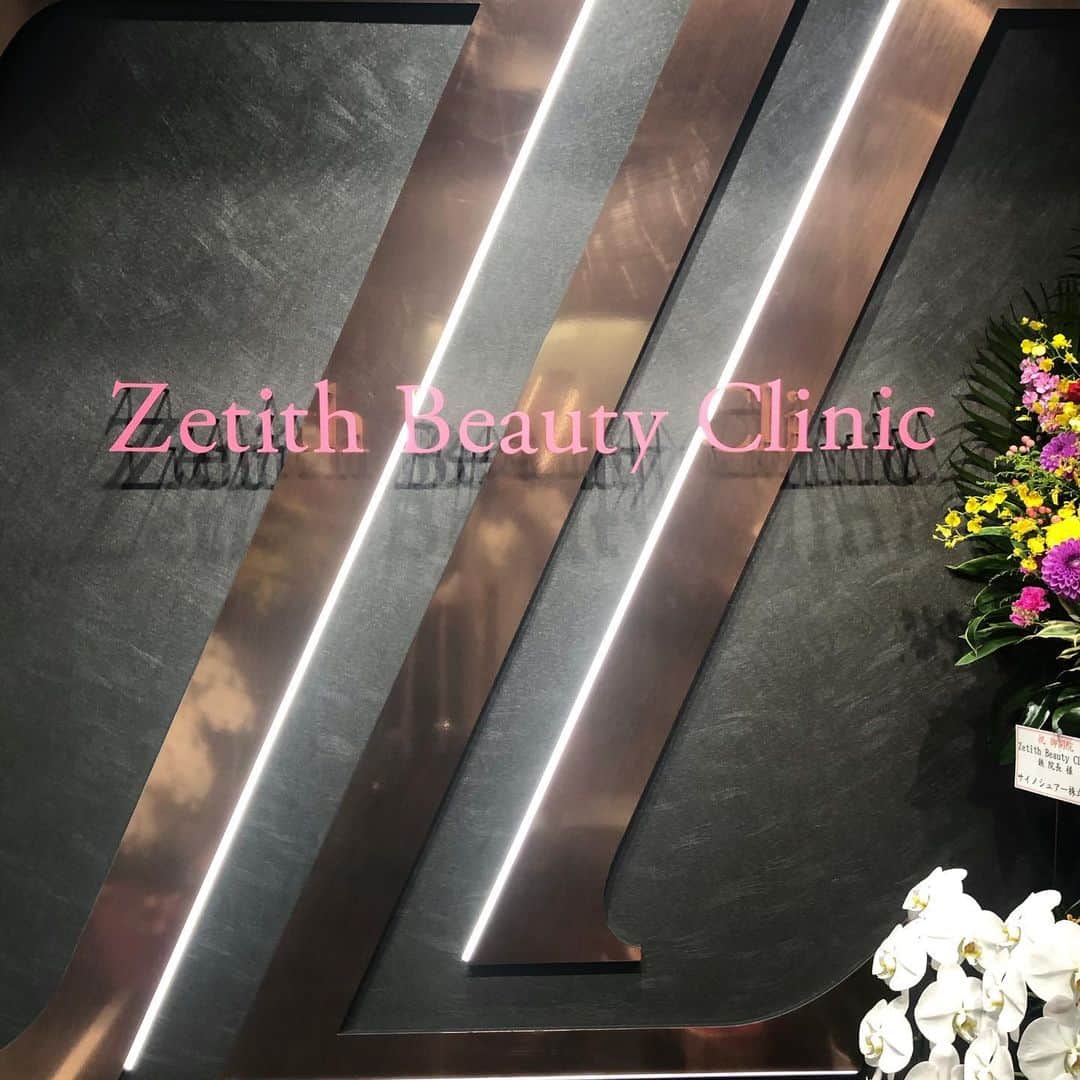 筧沙奈恵さんのインスタグラム写真 - (筧沙奈恵Instagram)「銀座に今年最大級の美容クリニックがオープンする！ということで、プレオープンにご招待いただきました😌 ・ @sou.tetsu　のクリニック、Zetith Beauty Clinic @zetith_beauty_clinic ✨ ・ 銀座の一等地にあり、高級感があるインテリアに緑を感じる気持ちのいい空間でした。 ・ 幹細胞・再生医療などの最先端治療も兼ね合わせた美容外科・美容皮膚科ということで、一番気になっている小鼻の黒ずみを解消するべく、ハイドラジェントルを体験！ ・ クリニックでしか扱えない薬剤を噴射しながら、皮脂や角質、毛穴の汚れを吸い取ります。 ・ 痛みに恐怖感のある私でも安心の、全くの無痛でした😍 ・ お肌のザラつきがなくなり、ツルツルすべすべなお肌になったのが感動的でした❤️ ・ お恥ずかしいですが、5枚目に取れた角栓たちを載せます😭こんなにたまっていたなんて、衝撃！ハイドラジェントルで毛穴の汚れが取れたところなので、毛穴を引き締めることが大切だそう✨毛穴の引き締めケア、頑張ろう👍 ・ #ゼティスビューティークリニック #zetith #ハイドラ #美肌 #美容 #毛穴治療」11月11日 10時02分 - sanaekakei