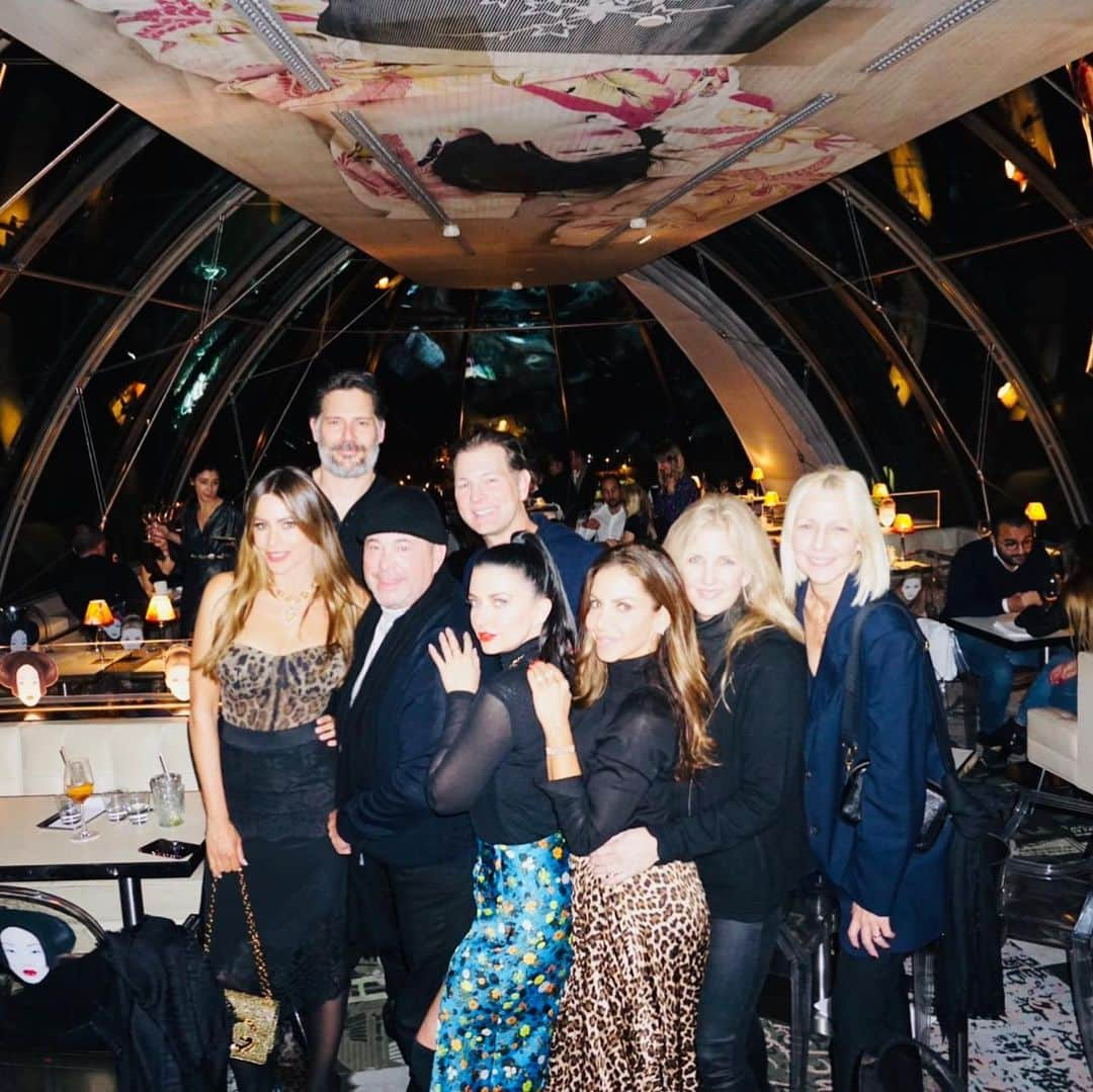 ソフィア・ベルガラさんのインスタグラム写真 - (ソフィア・ベルガラInstagram)「With my Modern Family glam squad in Paris!!!💖💖💖luv u guys!!!!」11月11日 10時03分 - sofiavergara