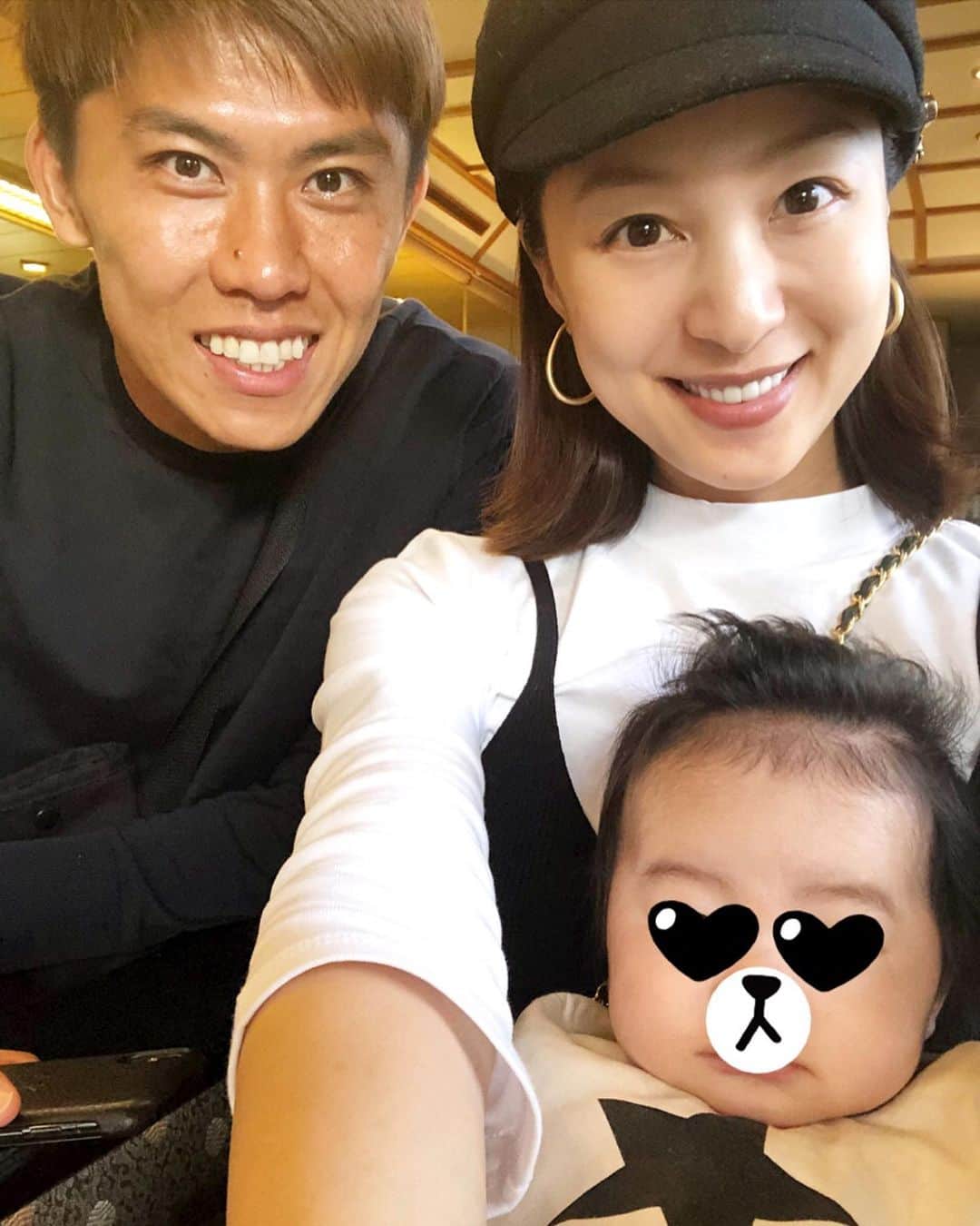 福間文香のインスタグラム：「Family photo👪♡ バタバタで メイクができない時は とりあえず 下地,眉,リップ💄💪😁 #baby #mama #おかん #family」