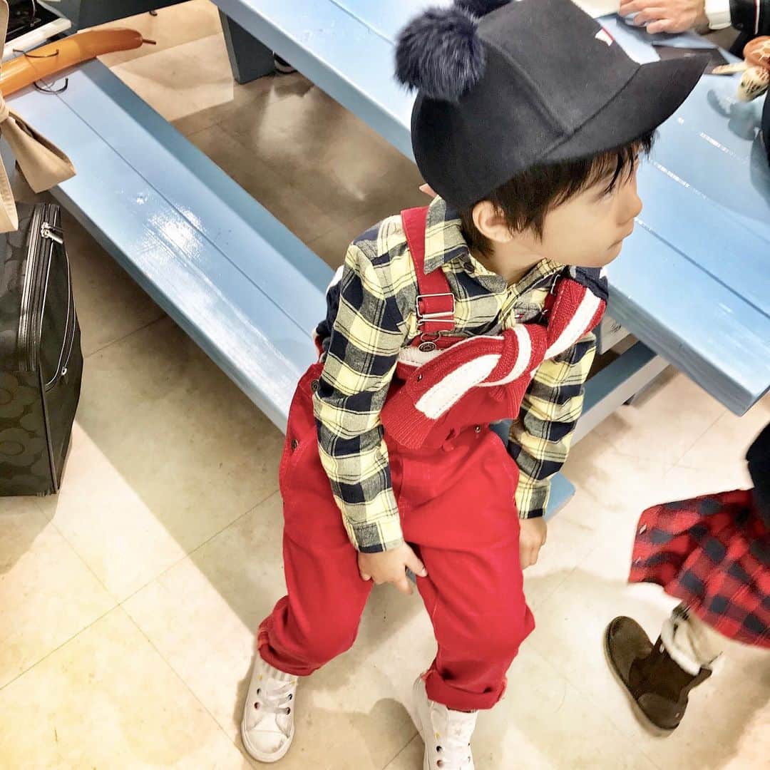 中道あすかさんのインスタグラム写真 - (中道あすかInstagram)「KIDSファッション誌#セサミ(@sesame_kids_fashion_magazine )と、#トミーヒルフィガー (@tommyhilfiger )の、 . コラボ撮影に行ってきました📷⚡️ . . picは最後に、 記念で編集部の方が 撮ってくださった2ショット🌟 . . 撮影時のほぺたろうのお洋服は、 全身#tommyhilfiger さんに お借りしたモノです☺️🙏💕 . . 真っ赤なサロペ可愛い☺️♥️ . . . . 撮影のあとは、 学生時代のお友達と 遊んだよ〜😆❤️❤️ . . 楽しかった❤️❤️😊 . . . #トミーヒルフィガーキッズ #キッズコーデ#親子#親子コーデ#ママコーデ #5歳#5才#キッズモデル#kidsmodel#親子モデル#親子リンクコーデ#リンクコーデ#撮影#お洒落さんと繋がりたい #ママ友#読者モデル」11月11日 10時15分 - asuroom