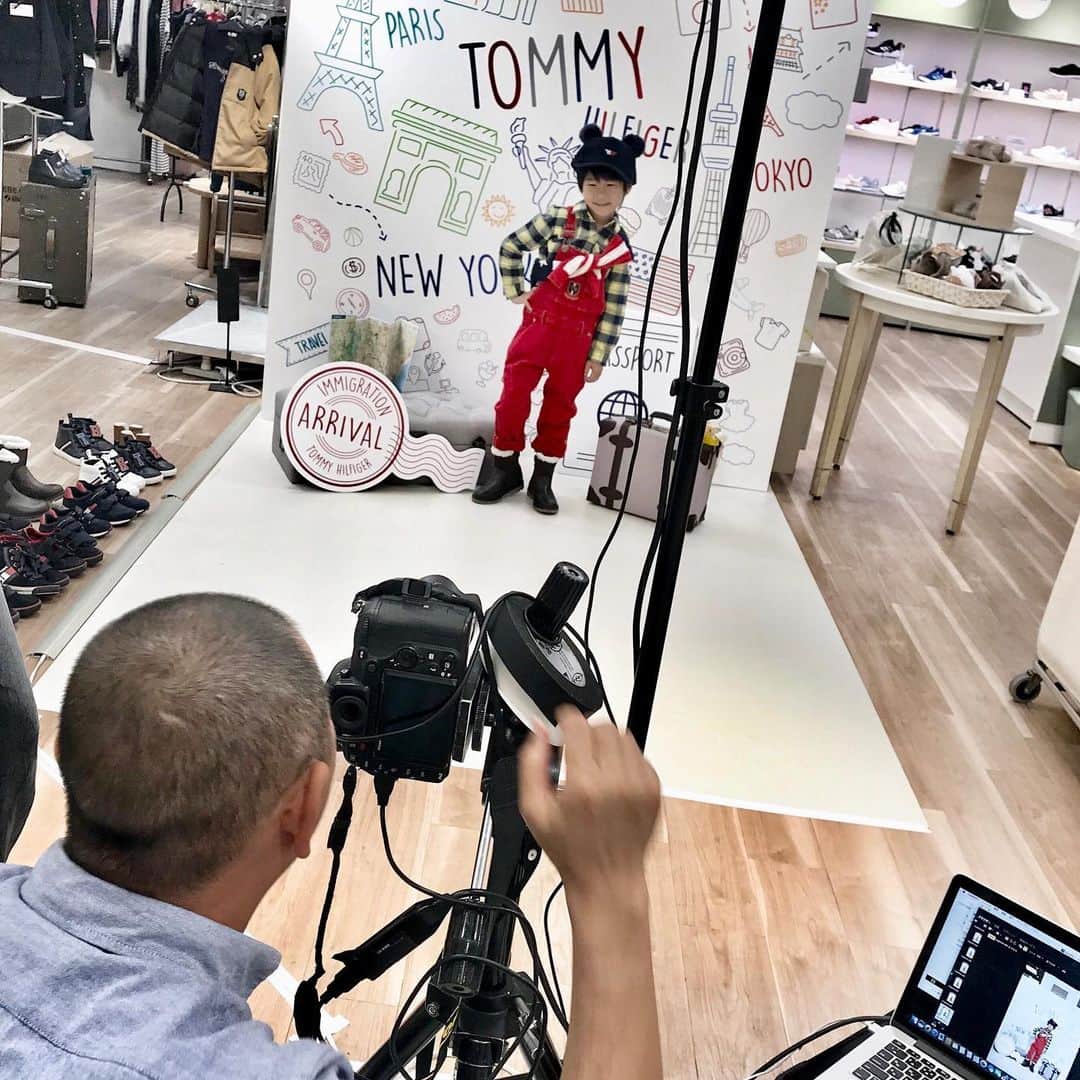 中道あすかさんのインスタグラム写真 - (中道あすかInstagram)「KIDSファッション誌#セサミ(@sesame_kids_fashion_magazine )と、#トミーヒルフィガー (@tommyhilfiger )の、 . コラボ撮影に行ってきました📷⚡️ . . picは最後に、 記念で編集部の方が 撮ってくださった2ショット🌟 . . 撮影時のほぺたろうのお洋服は、 全身#tommyhilfiger さんに お借りしたモノです☺️🙏💕 . . 真っ赤なサロペ可愛い☺️♥️ . . . . 撮影のあとは、 学生時代のお友達と 遊んだよ〜😆❤️❤️ . . 楽しかった❤️❤️😊 . . . #トミーヒルフィガーキッズ #キッズコーデ#親子#親子コーデ#ママコーデ #5歳#5才#キッズモデル#kidsmodel#親子モデル#親子リンクコーデ#リンクコーデ#撮影#お洒落さんと繋がりたい #ママ友#読者モデル」11月11日 10時15分 - asuroom