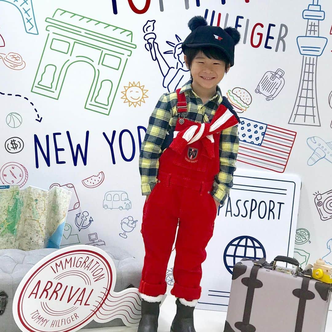 中道あすかさんのインスタグラム写真 - (中道あすかInstagram)「KIDSファッション誌#セサミ(@sesame_kids_fashion_magazine )と、#トミーヒルフィガー (@tommyhilfiger )の、 . コラボ撮影に行ってきました📷⚡️ . . picは最後に、 記念で編集部の方が 撮ってくださった2ショット🌟 . . 撮影時のほぺたろうのお洋服は、 全身#tommyhilfiger さんに お借りしたモノです☺️🙏💕 . . 真っ赤なサロペ可愛い☺️♥️ . . . . 撮影のあとは、 学生時代のお友達と 遊んだよ〜😆❤️❤️ . . 楽しかった❤️❤️😊 . . . #トミーヒルフィガーキッズ #キッズコーデ#親子#親子コーデ#ママコーデ #5歳#5才#キッズモデル#kidsmodel#親子モデル#親子リンクコーデ#リンクコーデ#撮影#お洒落さんと繋がりたい #ママ友#読者モデル」11月11日 10時15分 - asuroom