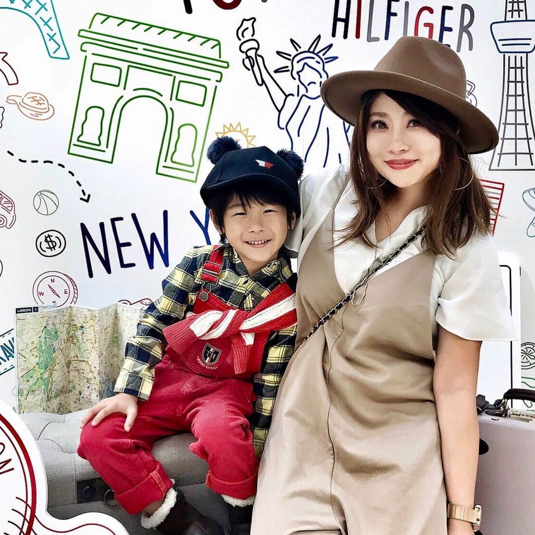 中道あすかさんのインスタグラム写真 - (中道あすかInstagram)「KIDSファッション誌#セサミ(@sesame_kids_fashion_magazine )と、#トミーヒルフィガー (@tommyhilfiger )の、 . コラボ撮影に行ってきました📷⚡️ . . picは最後に、 記念で編集部の方が 撮ってくださった2ショット🌟 . . 撮影時のほぺたろうのお洋服は、 全身#tommyhilfiger さんに お借りしたモノです☺️🙏💕 . . 真っ赤なサロペ可愛い☺️♥️ . . . . 撮影のあとは、 学生時代のお友達と 遊んだよ〜😆❤️❤️ . . 楽しかった❤️❤️😊 . . . #トミーヒルフィガーキッズ #キッズコーデ#親子#親子コーデ#ママコーデ #5歳#5才#キッズモデル#kidsmodel#親子モデル#親子リンクコーデ#リンクコーデ#撮影#お洒落さんと繋がりたい #ママ友#読者モデル」11月11日 10時15分 - asuroom