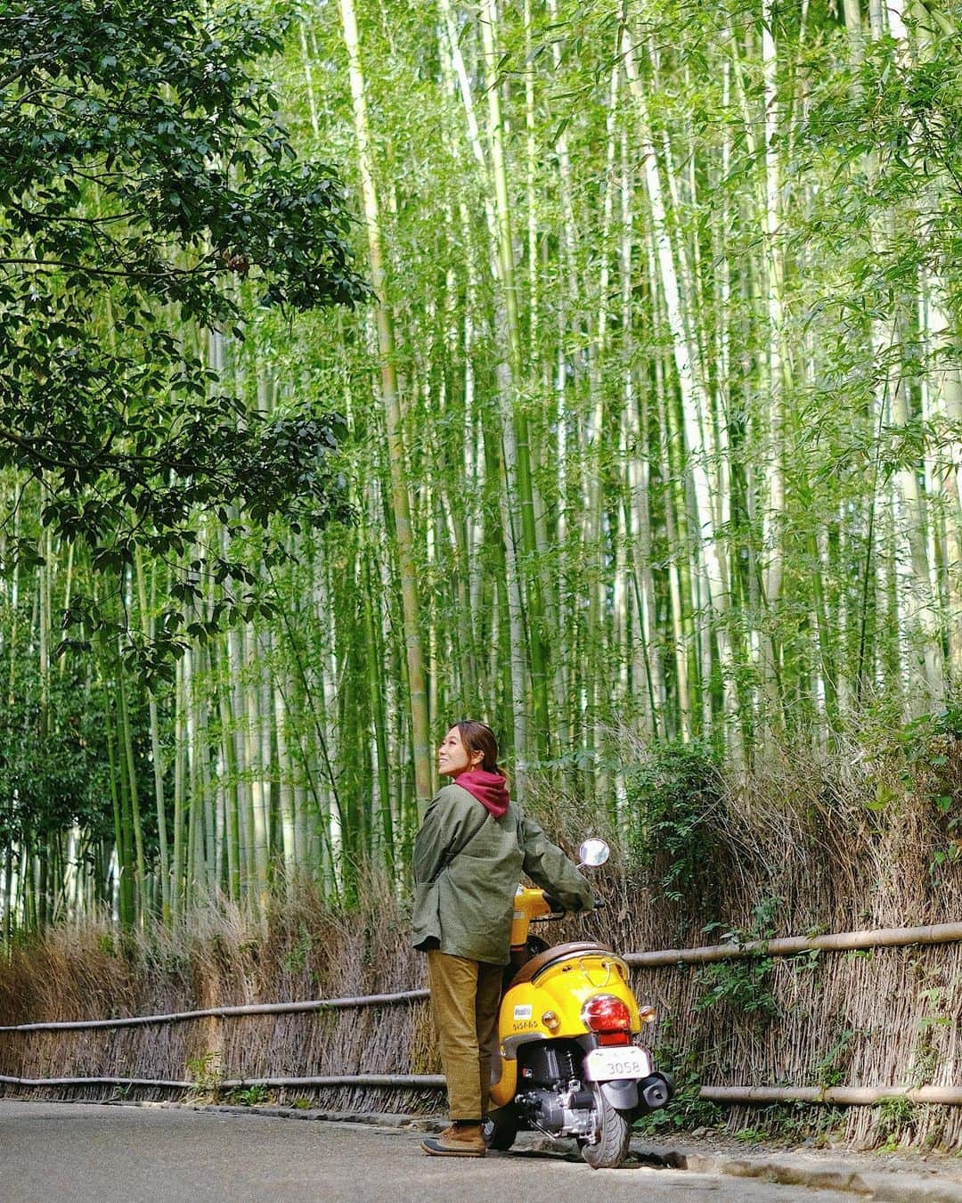 Y U R I Eさんのインスタグラム写真 - (Y U R I EInstagram)「2回目の京都バイク旅🛵 今回は夫婦でツーリング🥰しかも念願の秋の京都だ🍁 嵐山の竹林の小径。風情があってとても好きな場所😌 天龍寺は紅葉が色づきはじめだった✨今週〜来週くらいには見頃になるのかな？ このイエローのバイク、2台で走ってたら、道ゆく人にたくさん話しかけられた🤣🙌🧡信号待ちの車の窓からも！笑アンテルーム京都の宿泊者は無料でレンタルできますよ😉👌🎶 📷 by @s1300pacy  #HondaGO #Honda#kyoto#anteroomkyoto#HondaGOBIKESTAND#goout関西#HondaGOBIKESTAND#バイク #バイク旅 #京都 #嵐山 #竹林 #抹茶#天龍寺 #ジョルノ#カブ #ソトアソビ #アンテルーム京都 #レンタルバイク#すべての旅を冒険に変える」11月11日 10時16分 - yuriexx67
