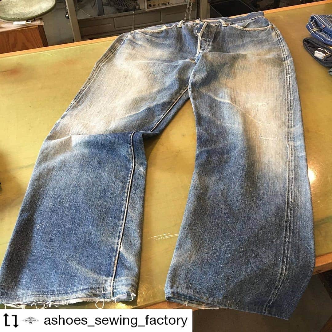 select shop「ASHOES」 SHOP STAFFのインスタグラム：「#Repost @ashoes_sewing_factory Made by @Image.Downloader · · · · シルエット変更のご依頼。  股上を浅く、ひざ幅、裾幅も。 全体のシェイプ。  ジーンズはアウトシームはミミ使いで直線です。なので、綺麗なシルエットを狙うなら、インシームでシルエット変更するのがベストです。  オリジナルのステッチにて縫い戻しが可能です。  お気軽に ご相談ください。 048-782-6627 −−−−−−−−−−− ジーンズをカッティングから丸縫いしています。シルエットの別注も可能です。 −−−−−−−−−−− #シルエット変更 #リメイク #デニムリペア #ジーンズ修理 #デニム修理 #サイズ変更 #幅出し #handmade #ハンドメイド #ashoes #亜洲'S #さいたま #大宮 #デニム #ジーンズ #裾上げ #チェーンステッチ #お直し #リペア #穴埋め #タタキ #singersewing #Unionspecial #sewing #sewingmachine #ミシン #シンガーミシン #ユニオンスペシャル #jukI」