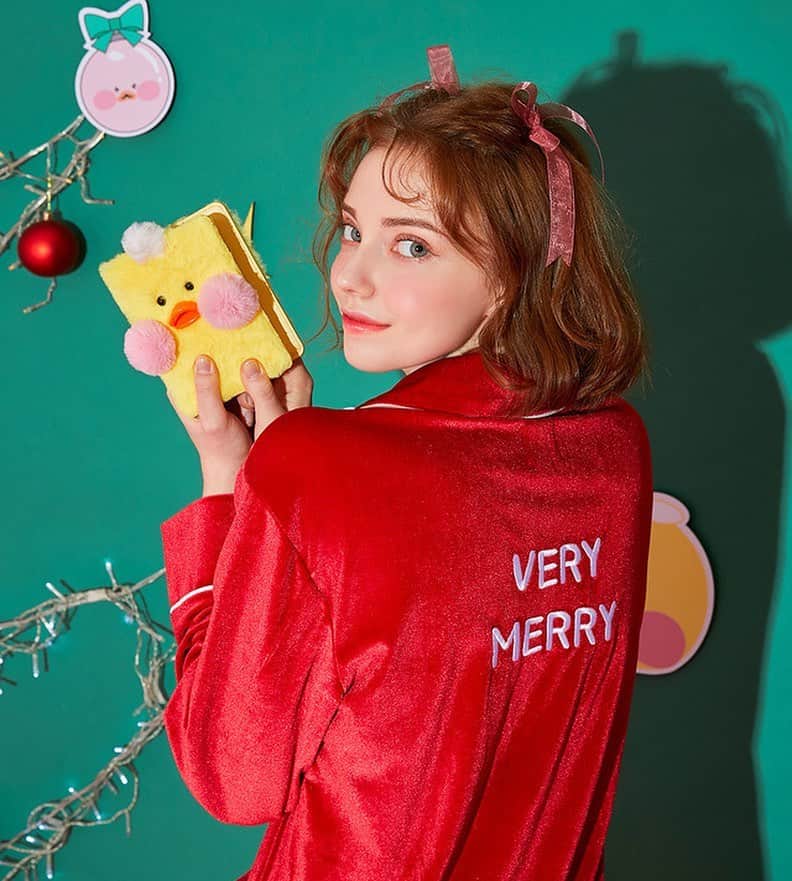 Chuuのインスタグラム：「🎄Merry Fan Fan🎄 온라인 (offcial web site) OPEN✨ 많이 기다리셨죠!😭지금 바로 만나보세욧💛💛 @cafe_mimi @fanfanchuu」