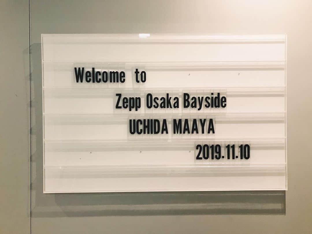 のインスタグラム：「まあやちゃん、Zeppツアー始まりました。 初日の名古屋、そして昨日の大阪公演も無事に終わり、いい感じで何より！  楽屋でも和気あいあい  最終公演まで全力でサポートします！  そしてボクは大阪に残り、今日はこのまま他のアーティストの写真集撮影をディレクション。  都内戻りは明日の午後になります🚌  #Zeppツアー #大阪 #関西」