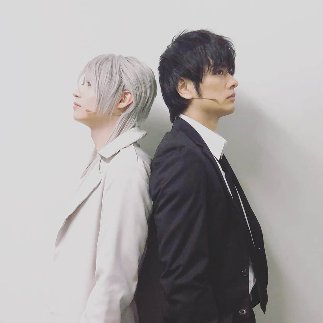 前山剛久さんのインスタグラム写真 - (前山剛久Instagram)「舞台版『PSYCHO-PASS サイコパス Chapter1 ー犯罪係数ー』  千秋楽。 無事怪我なく終えることができて、良かったです。 たくさんの応援ありがとうございました！  #PSYCHO-PASS #狡噛慎也 #槙島聖護 #千秋楽 #感謝 #ありがとうございました #カーテンコール #二人で #こっそり #ウィンク #し合っていました」11月11日 10時46分 - maechan_we_taka