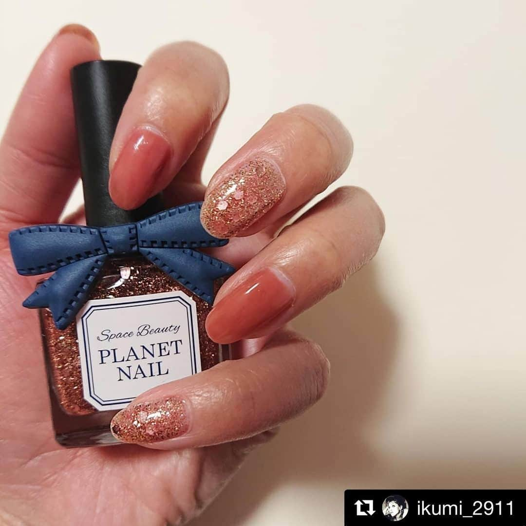 【PLANET NAIL（プラネット ネイル）】公式さんのインスタグラム写真 - (【PLANET NAIL（プラネット ネイル）】公式Instagram)「@ikumi_2911 さん PLANET NAIL Basic Line PLB18 星屑シャングリラ を使用したネイルアレンジのご紹介ありがとうございます💅 ・  #Repost @ikumi_2911 with @get_repost ・・・ Current nails✨ * 最近はラメばっかり✨✨ またも@planet.jpのマニキュアです😁 #星屑シャングリラ という色で、 ピンクローズなので、ラメでも肌馴染みのよい色です🥰 ラメは全部の爪に塗ると、 ギラギラ浮いたり、安っぽく見えるけど、 この色なら全部塗ってもキレイだと思う🙆 * 2枚目は#モーニング 😋❤️ 初めて行った#心粋 というカフェ☕ クレープサラダに、 さらにヨーグルト、フルーツ、ドリンクがついて、 なんと506円☺️！！しかも税込！笑 * モーニング慣れしてる東海人の私でも、 メニューが個性的だし、ボリュームがあり、お得だなと思いました🙆🙆🙆 ベーグルランチも食べたい🍴  #nails#nail#currentnails#nailstagram #manicure #selfnail #nailpolish #planetnail #planetnails#planet_jp #ネイル#ラメ#ラメネイル #セルフネイル #ホログラム #プラネットネイル #マニキュア#💅」11月11日 10時47分 - planet.jp