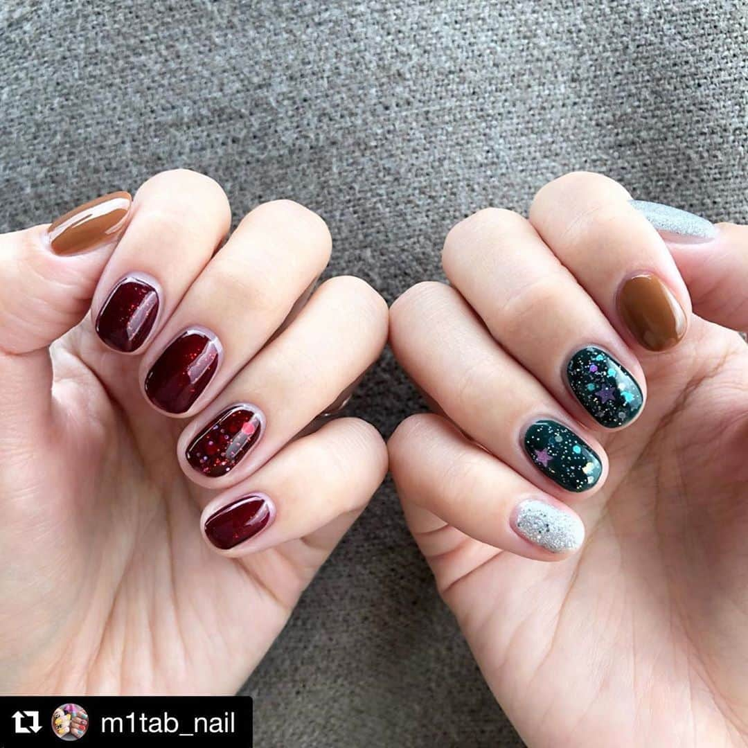 【PLANET NAIL（プラネット ネイル）】公式さんのインスタグラム写真 - (【PLANET NAIL（プラネット ネイル）】公式Instagram)「@m1tab_nail さん PLANET NAIL Basic Line PLB12 隠されたリオの真実 PLB13 天空を操る飛行 を使用したクリスマスネイルのご紹介ありがとうございます💅 ・ #Repost @m1tab_nail with @get_repost ・・・ ' 🎄🔸🔸 クリスマス仕様 アシメネイル @planet.jp さんのポリッシュ2色で クリスマスっぽいアシメネイルに。 左はベースカラーにボルドーを 塗り赤ラメホロが綺麗な #PLB12 をさらっと塗り。 右はベースカラーに深いグリーンを塗り 上からエメラルド系のホロとパープルの 星形ホロがはいった #PLB13 をほどよくのせました。 だいぶ気のはやいクリスマスネイルですが せっかく塗ったので！  PLANET NAIL は4月にリニューアルして いるようです😌今までのポリッシュは リボンのところがサテンぽい生地だったのが ゴムっぽく変わりました！ しかもポコッとぬけます！(2枚目)  今回はアレンジ画像としてPOPにして くださってるみたいです🙈 地元では確認できてないのですが、、 誰かの目にとまっていたら嬉しいな〜🤗 【使用ポリッシュ】 ・PLANET NAIL  #隠されたリオの真実 #天空を操る飛行 ・ジーニッシュマニキュア NO.37 ベルベット ・NAIL HOLTC #BR319 #SV002 🎄🔸🔸 #ネイル #セルフネイル #ネイルポリッシュ #冬ネイル #クリスマスネイル #アシメネイル #プラネットネイル #ホログラムネイル #ホロネイル #nail #nailstagram #selfnail #christmasnails #asymmetrynail #planetnail」11月11日 10時51分 - planet.jp