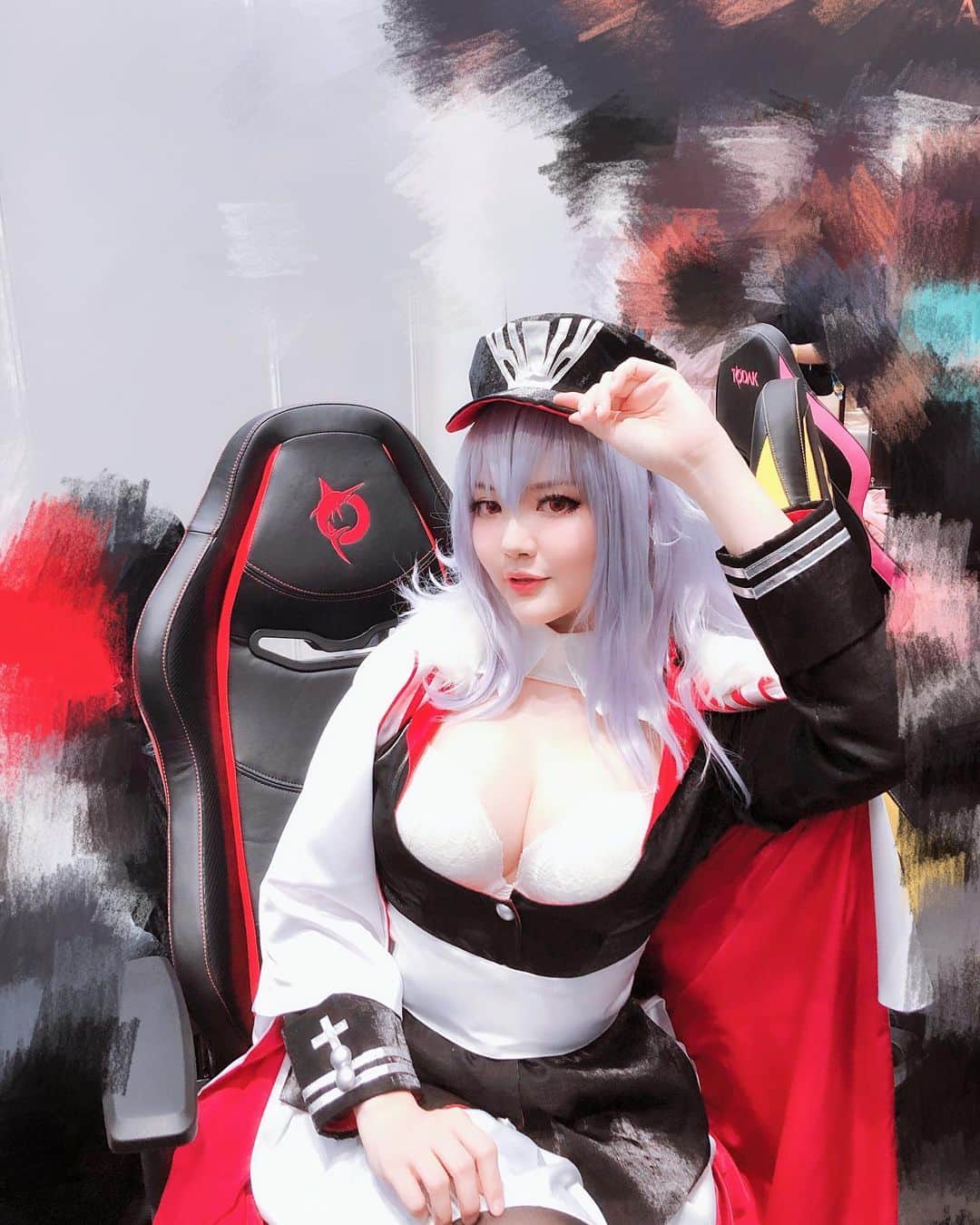 YingTzeさんのインスタグラム写真 - (YingTzeInstagram)「🌟 Level Up Play Event 2019 🌟 First time ever sitting on a gaming chair while doing Autograph Session ! The chair also matches my cosplay lol . 🤣 Thank you @todakofficial . ❤️ _ p/s : Thank you all for supporting my merchandise ~ sorry I don’t have new stuff , please wait for Comic Fiesta next month! ❤️ Graf Zeppelin,Azur Lane 📸 @yong_zhen94  #blessed #azurlane #azurlanecosplay #grafzeppelin #levelupplay #gamermalaysia」11月11日 10時52分 - yingtze