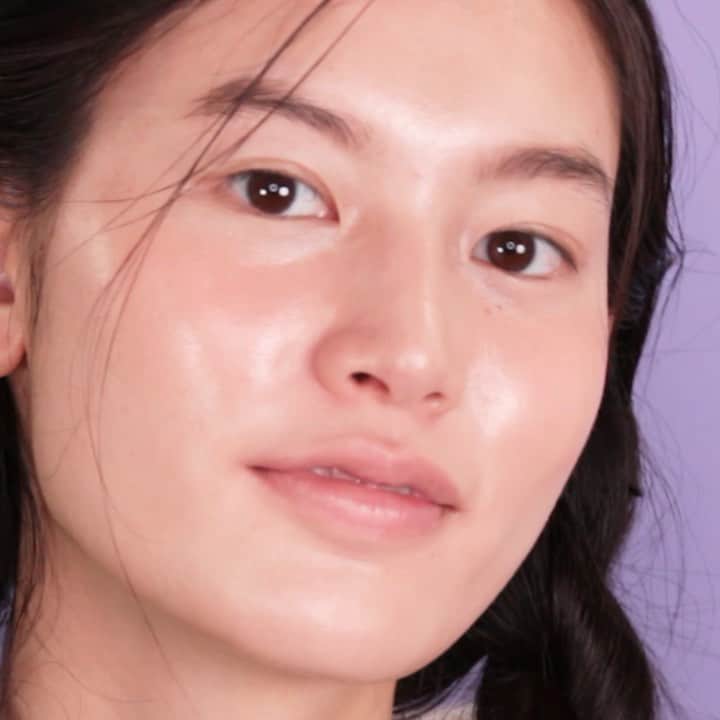 のインスタグラム：「お泊まりの夜に大活躍🌙こっそり盛れる、すっぴん風メイク💭 人気ヘアメイクアップアーティスト @annashimazaki.com77 がメイクレシピをレクチャー！ @mmmcosmetics_official @rmkofficial @chanel.beauty @mimc_natural @visee_kose を使ったチュートリアル動画は、プロフィールのリンクからチェックして✔️ #getthelook #getthelookwithanna #メイクチュートリアル #tutorialmakeup #voguegirl」