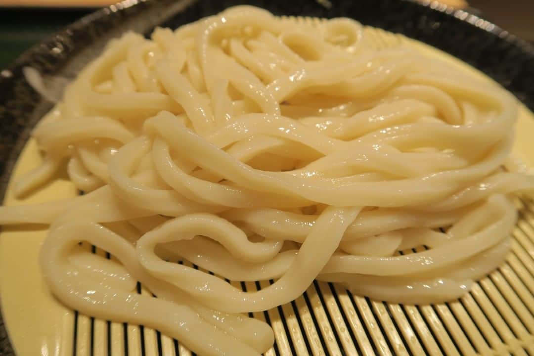はなまるうどんのインスタグラム：「\ つるつるっ♪と食べれるおうどん♪ /  お出汁におうどんを浸し、つるつるっ♪と食べれちゃいます🤣👏🏻 おうどんの素朴な味を食べたい方は、ぜひご賞味くださいね😉👏🏻 #はなまるうどん #はなまる #hanamaru #hanamaruudon」