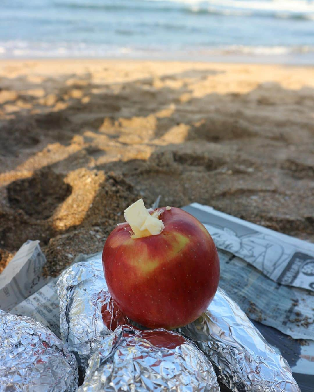 ANNA さんのインスタグラム写真 - (ANNA Instagram)「🌊Baked apple😋🌊・ ・ ・ #bakedapple #bonfire #beachside #tbt #applecinnamon #dessert」11月11日 11時08分 - anna_flare