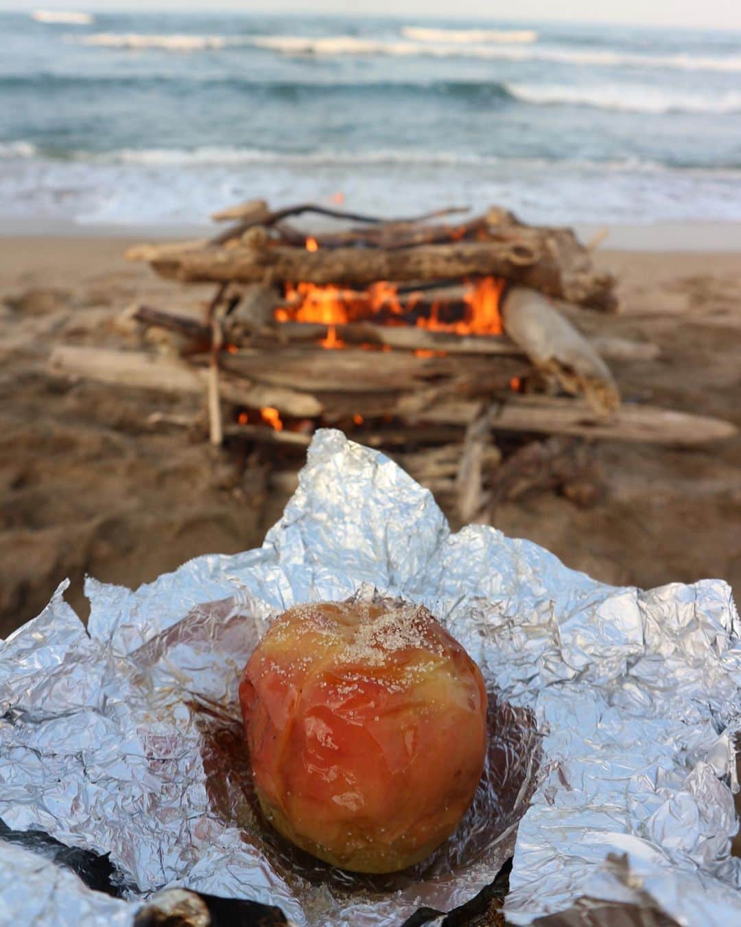 ANNA さんのインスタグラム写真 - (ANNA Instagram)「🌊Baked apple😋🌊・ ・ ・ #bakedapple #bonfire #beachside #tbt #applecinnamon #dessert」11月11日 11時08分 - anna_flare