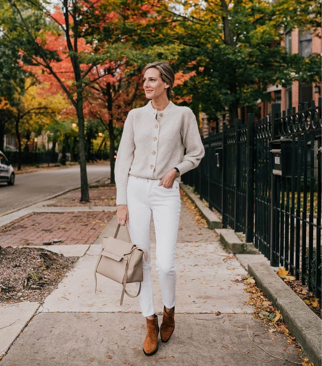 Anna Jane Wisniewskiのインスタグラム：「It’s beginning to look a lot like Christmas in stores, in town, and on my feed. I’m ok with some winter white, but not ready to let these leaves go quite yet (they don’t last long enough! 😭). My birthday is the second half of this month—I always considered myself a fall baby as my birthday is always around Thanksgiving.  Are you all in on the holiday season yet or do you wait until December? http://liketk.it/2GL3g #liketkit @liketoknow.it #everlane #scorpioseason 📸 @ironandhoney」