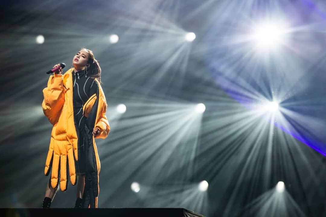 ジョリン・ツァイのインスタグラム：「#liveperformance #雙十一 @chenpengstudio @stuartweitzman」