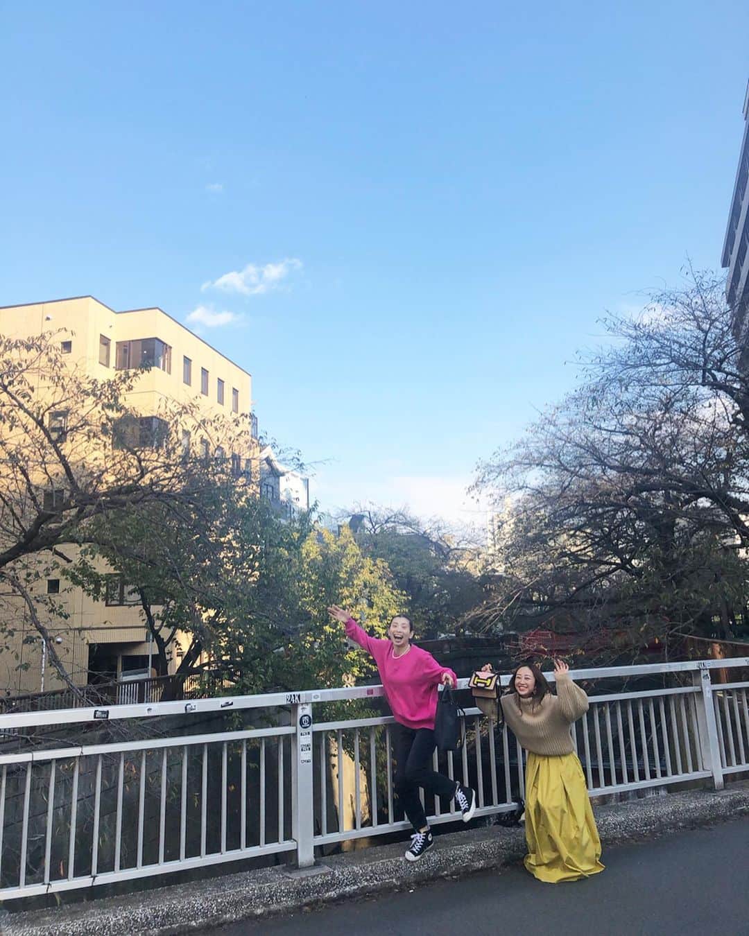 神崎恵さんのインスタグラム写真 - (神崎恵Instagram)「撮影⇨撮影の合間時間。 目黒川の清々しさと @kogisonofuku ちゃんの「跳んでみてー！！」のリクエストに心踊らされ跳んでみた。 息ができないほど笑いました。 @kanatumura さんとうずくまって笑いました。 だって。 だって… ずえんずえん跳べてない。 わたしたち、かなりジャンプしてるつもりなのに、まったくもって浮いてない。 面白すぎて、ヒーヒーと三人で笑いうずくまりました。 身体が重くてね…笑 でも、顔だけは100メートルくらい跳んでる顔してる。 楽しい合間時間でした。 新しい週の始まり🚩 今朝は、三男の授業参観からスタートです。 いい週になるように✨」11月11日 11時27分 - megumi_kanzaki