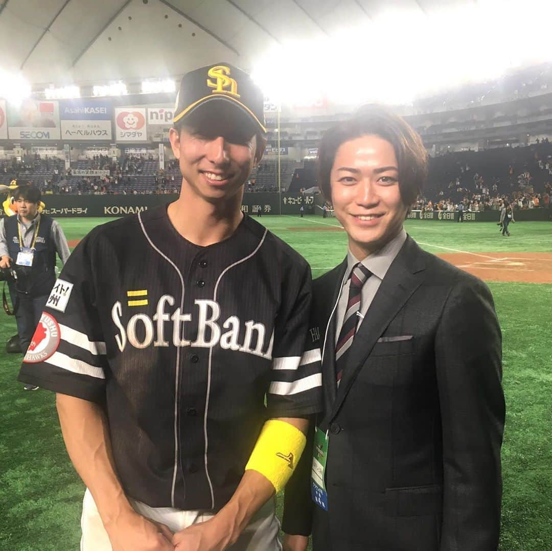 福田秀平さんのインスタグラム写真 - (福田秀平Instagram)「投稿遅くなりました。  2019年、リーグは2位でしたがCS、日本シリーズを勝ち抜いて日本一になることができました。 皆さま、暖かいご声援ありがとうございました。 1枚目は外野手会 2枚目は亀梨さんと！ 3枚目はもう二度と見られないだろう姿です。  #ソフトバンクホークス #日本一 #亀梨和也 #福田秀平」11月11日 11時28分 - fukudashuhei7