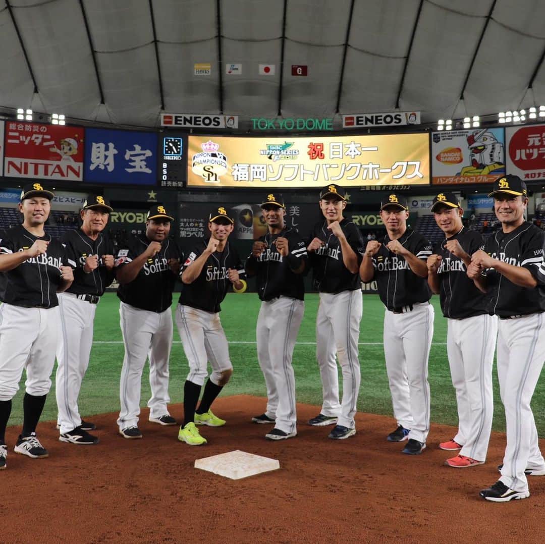 福田秀平のインスタグラム：「投稿遅くなりました。  2019年、リーグは2位でしたがCS、日本シリーズを勝ち抜いて日本一になることができました。 皆さま、暖かいご声援ありがとうございました。 1枚目は外野手会 2枚目は亀梨さんと！ 3枚目はもう二度と見られないだろう姿です。  #ソフトバンクホークス #日本一 #亀梨和也 #福田秀平」